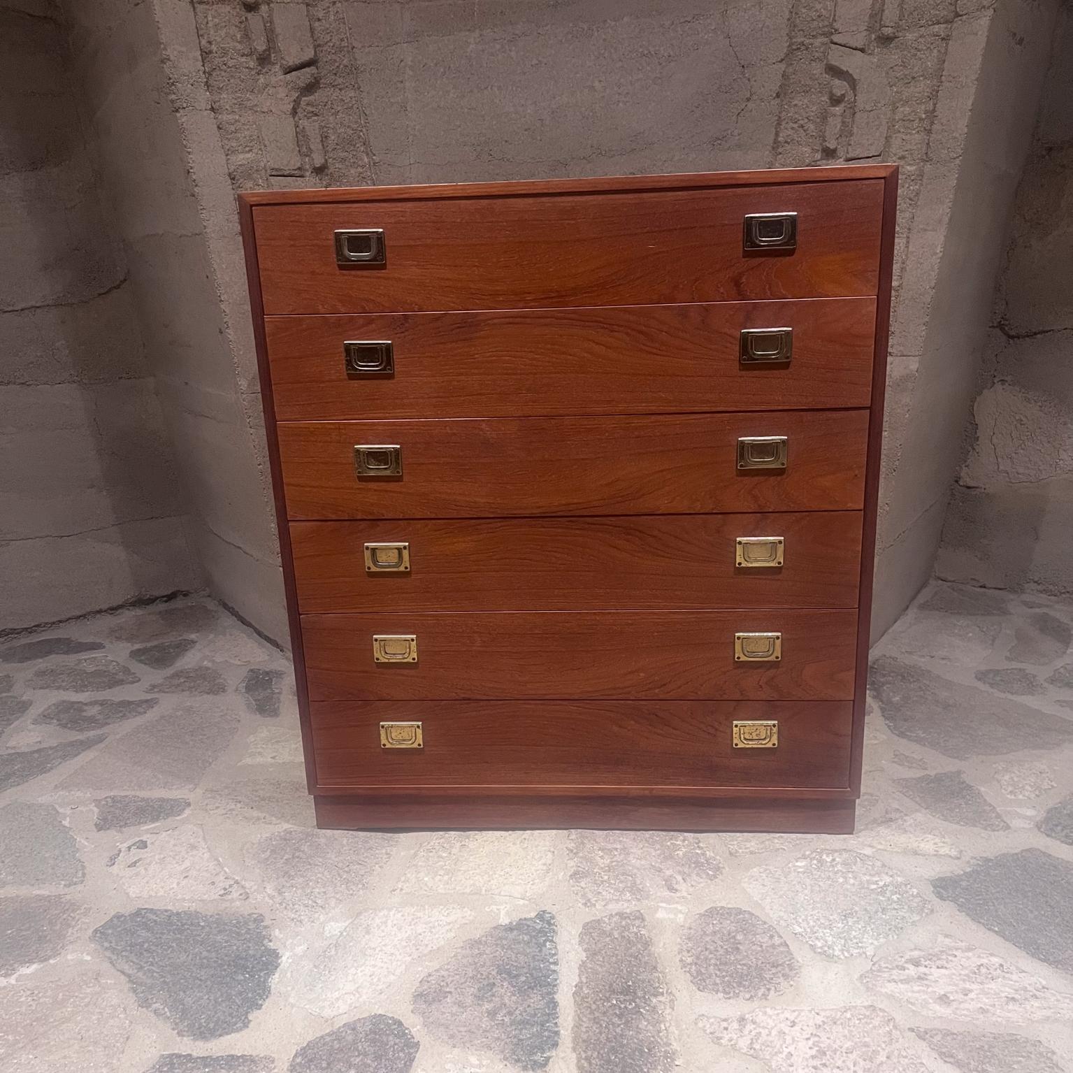 Cassettone moderno in teak Bo-Danica degli anni '70 con tiranti in ottone La Jolla, CA
Comò alto a forma di ragazzo con sei cassetti estraibili.
Conserva l'etichetta del rivenditore scandinavo Bo-Danica La Jolla, California.
Importato dalla