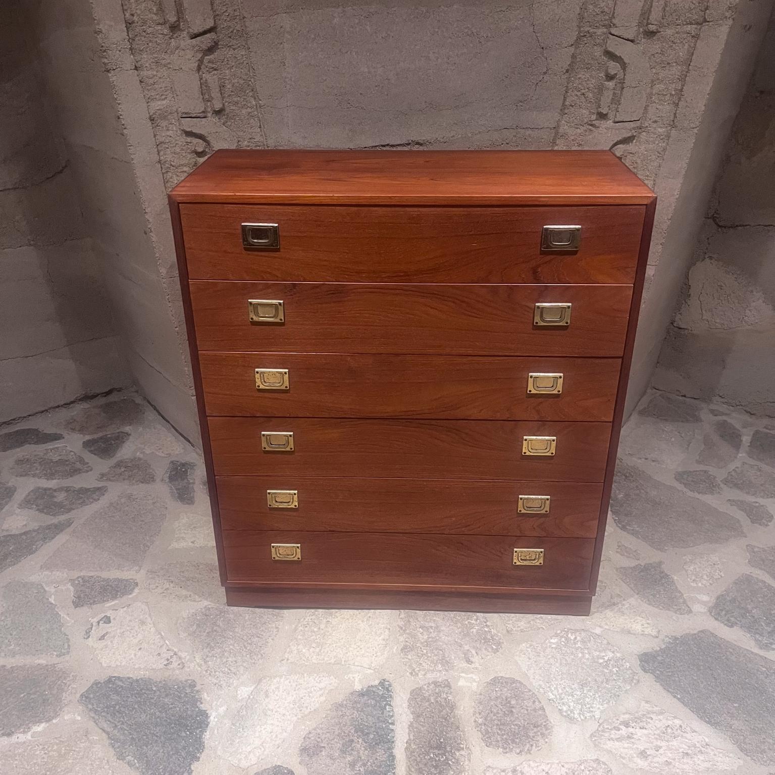 Scandinavo moderno 1970 Bo-Danica La Jolla - Comò in teak con tiranti in ottone Danimarca in vendita