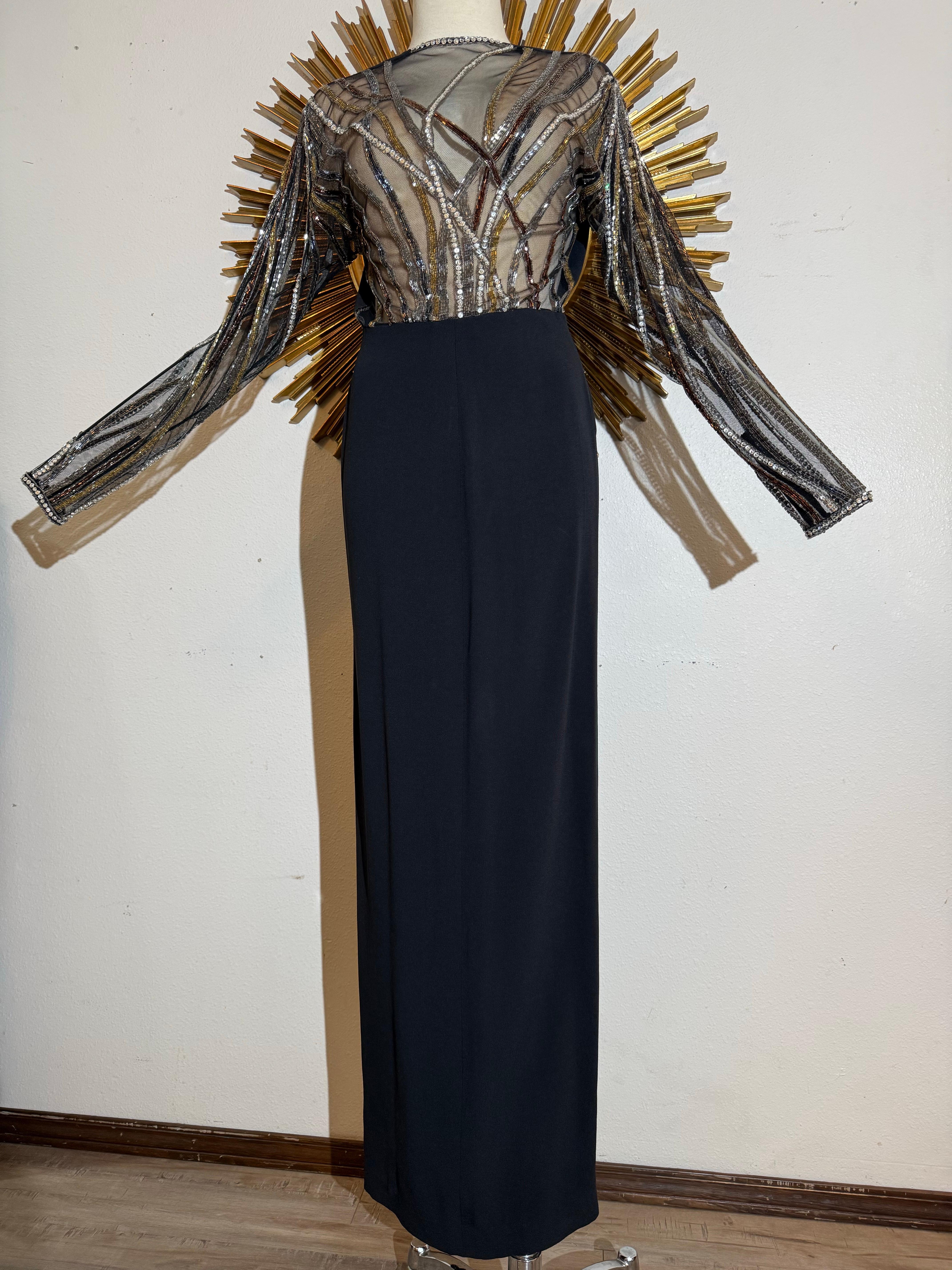 Robe à colonnes en crêpe noir Bob Mackie des années 1970 avec des serpentins de perles glamour : Dans le style classique, simple mais glamour de Mackie, cette colonne en crêpe fait un plongeon audacieux avec du tulle transparent entrecoupé de