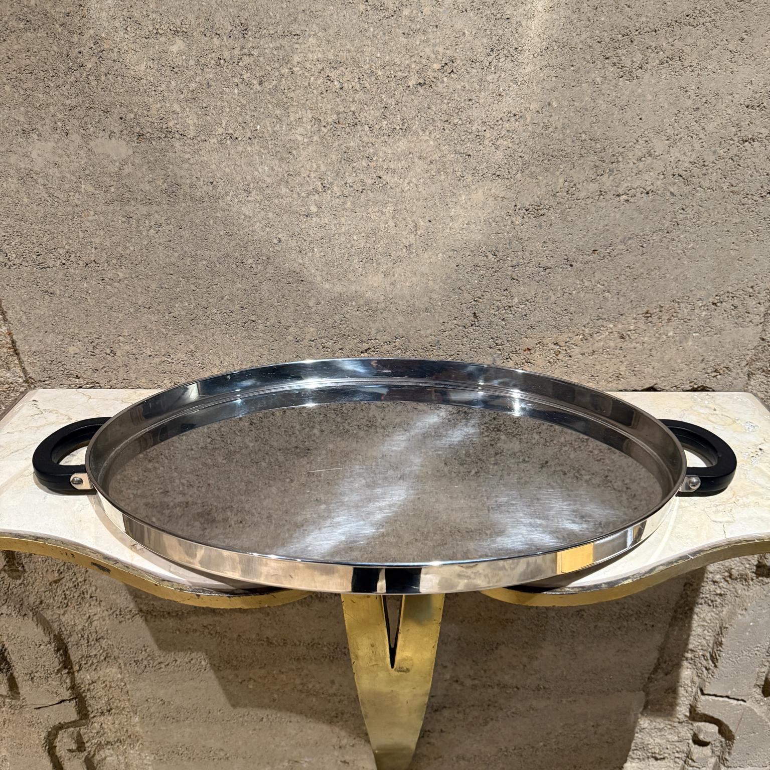 Vassoio di servizio classico in acciaio inossidabile degli anni '70 di MCM con maniglie nere.
Prodotto in Italia per il design di Bodum.
Inossidabile di alta qualità. Design classico con manici in acrilico nero.
1,13 H. x 22 L. x 12,25 D.
Usato in