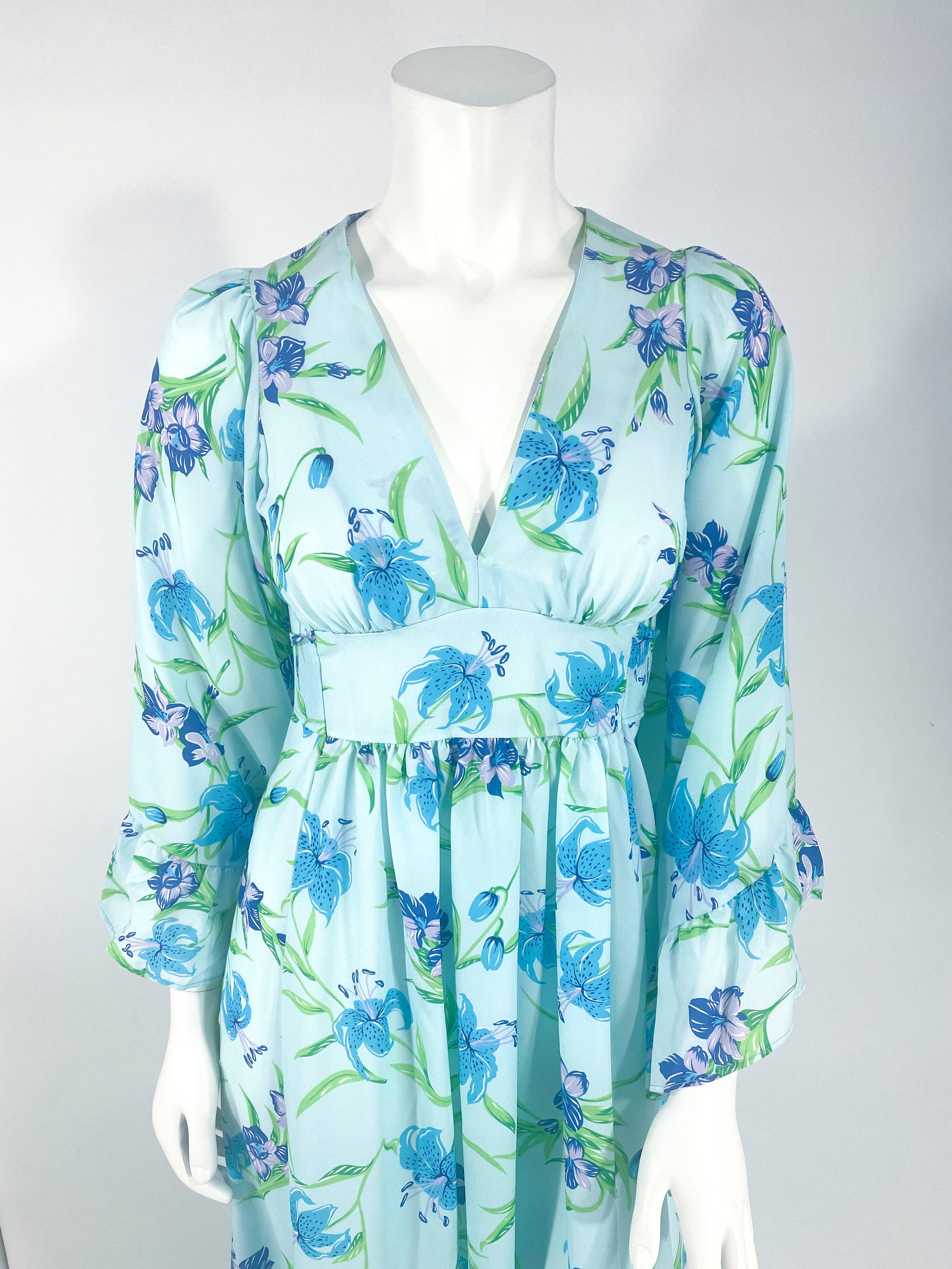 Bleu Robe imprimée à fleurs bohèmes des années 1970 en vente