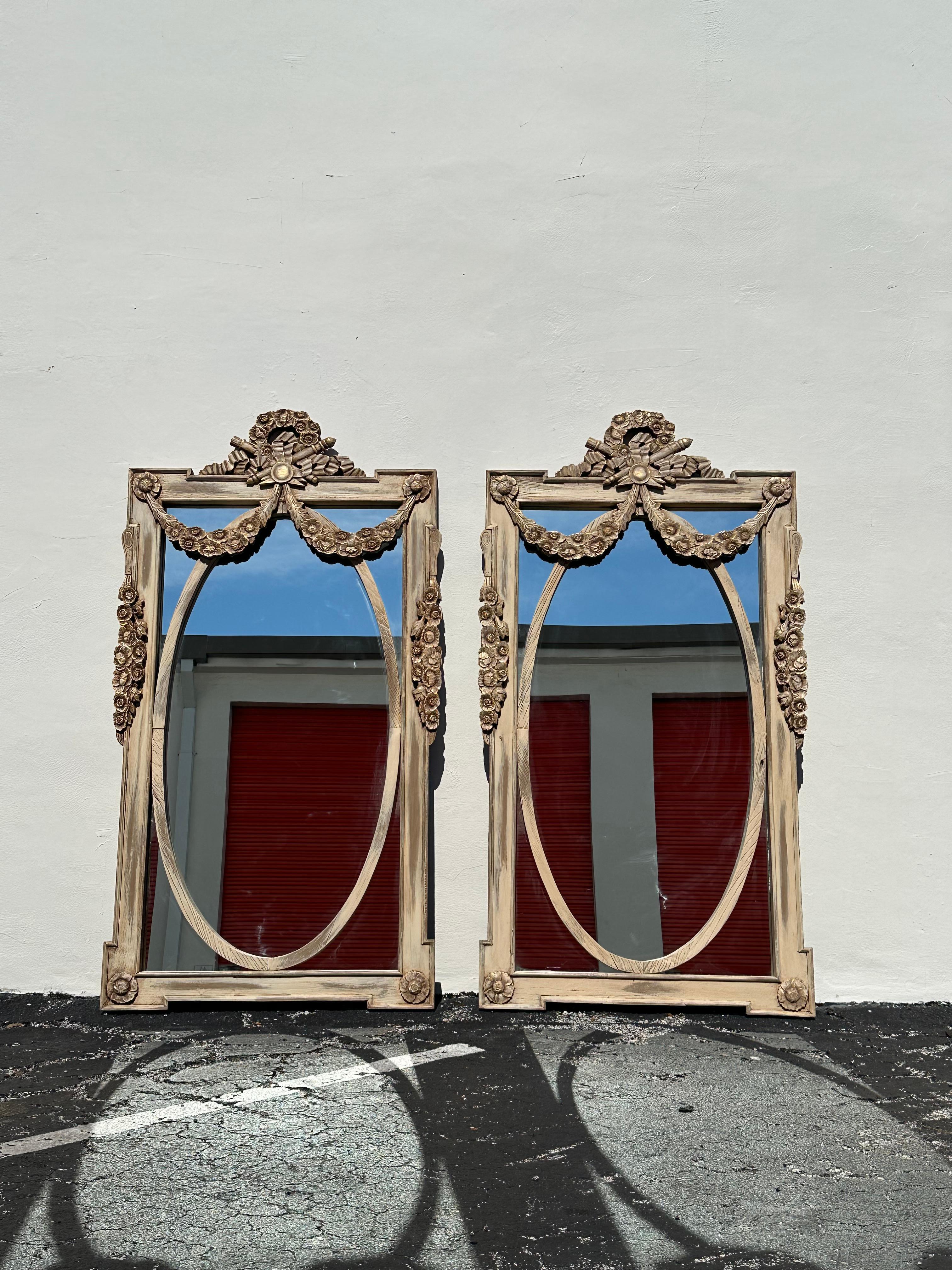 Nous vous proposons ici l'un des miroirs les plus étonnants et les plus rares que vous puissiez espérer trouver. Le design est remarquable partout. Ce magnifique ensemble est une pièce d'apparat qui regorge de personnalité ! Il suffit de regarder