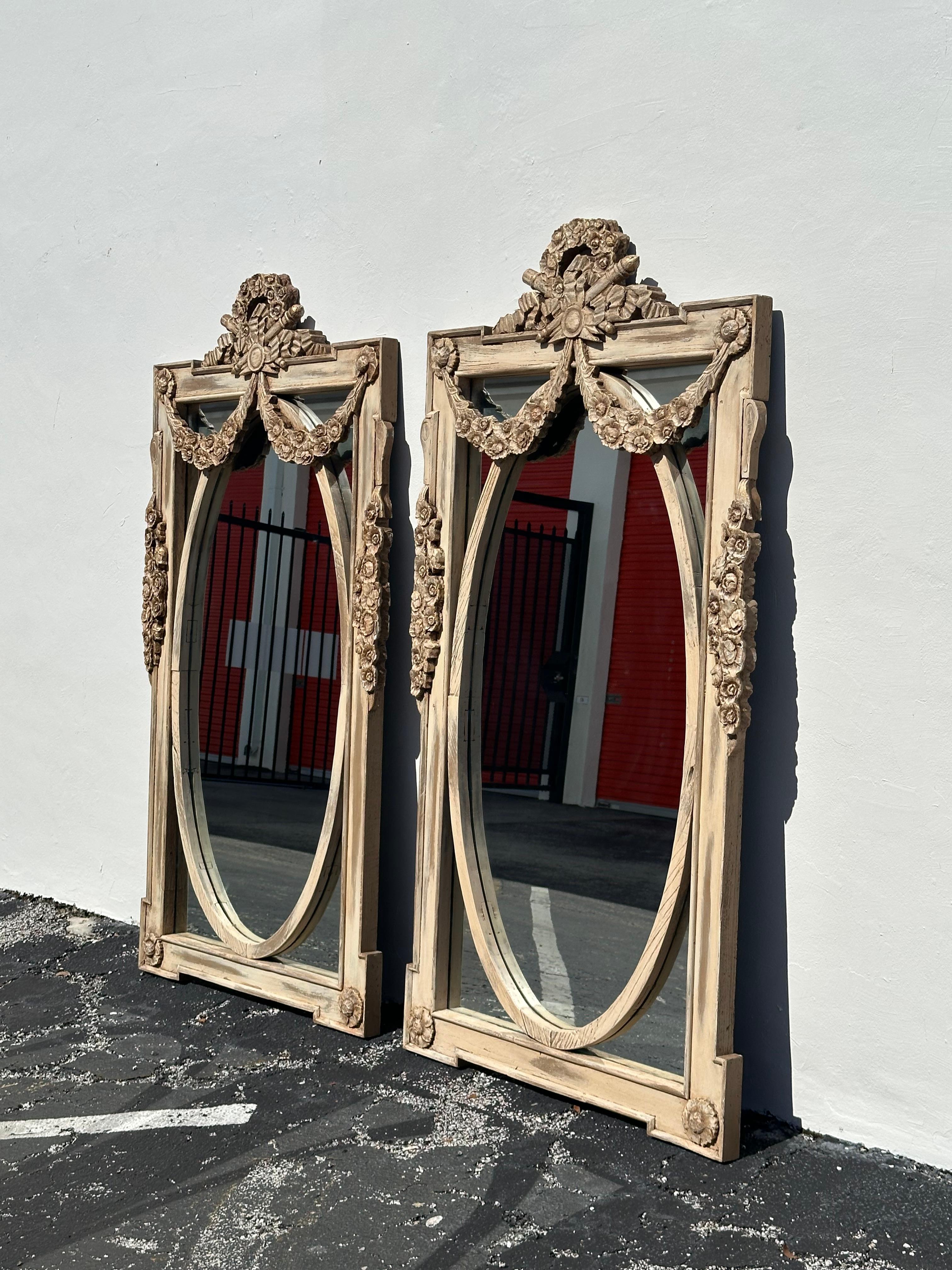 Rustique Miroirs rustiques ovales à fleurs en bois de récupération de style Boho français des années 1970, lot de 2 en vente
