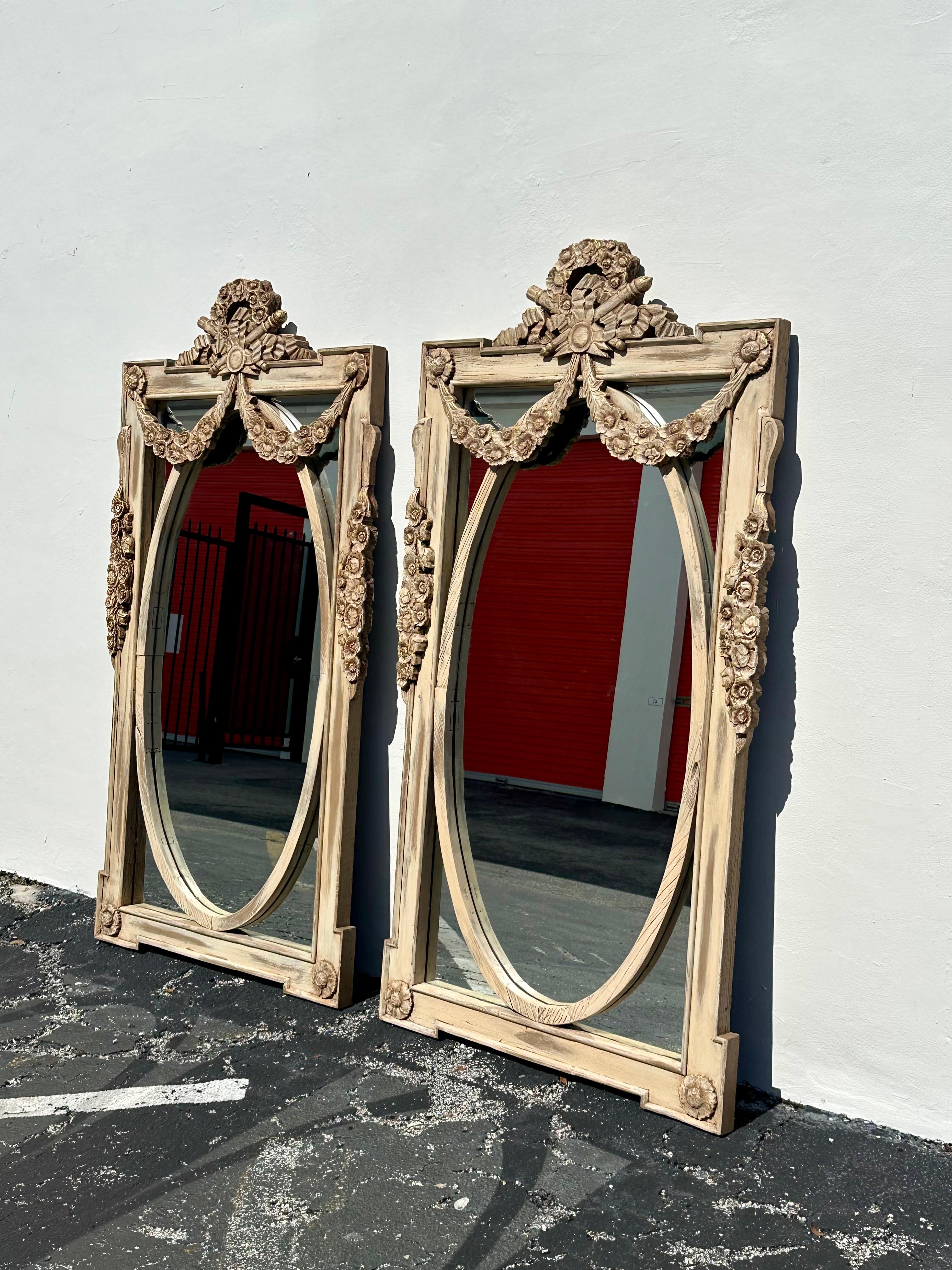 Français Miroirs rustiques ovales à fleurs en bois de récupération de style Boho français des années 1970, lot de 2 en vente