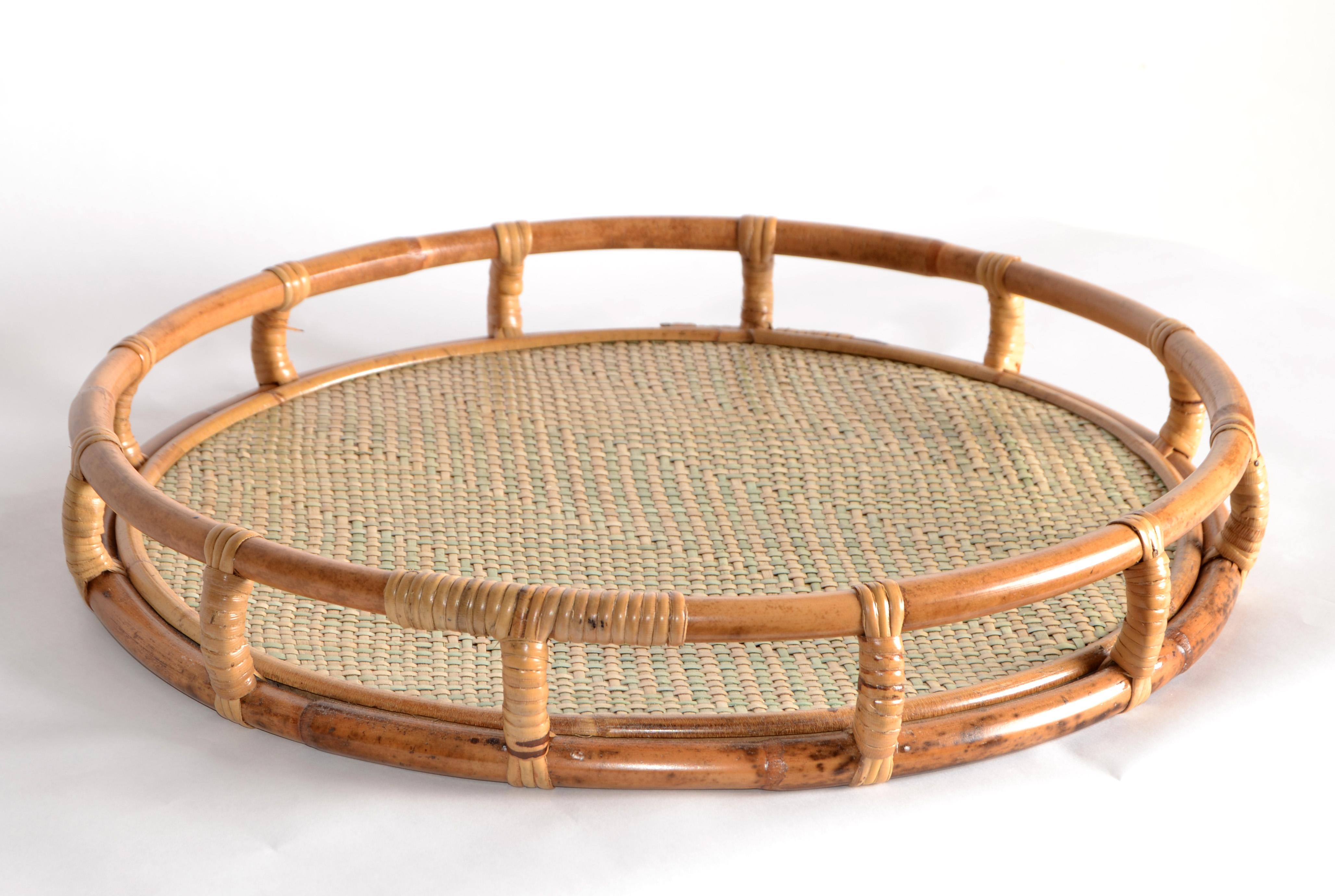 1970s Mid-Century Modern round hand-crafted Bamboo Tray with woven caning in the Center.
Beautiful Serving Tray Ideal for Your Tikki Bar or Tropical Living Spaces.
In good condition with minor signs of wear to the reverse.
Measurements:
Outside