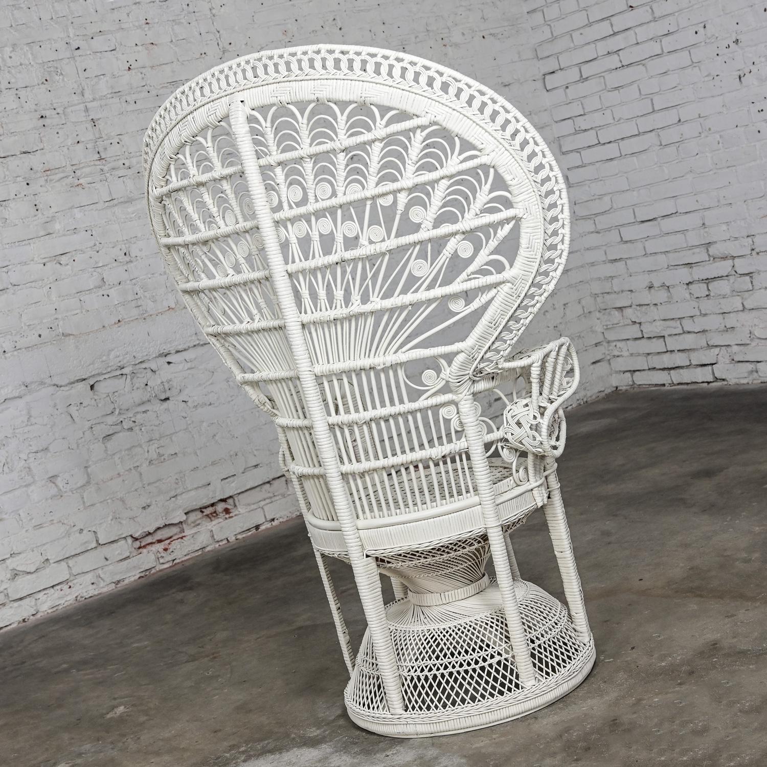 Chaise à dossier éventail en rotin peinte en blanc cassé de style Bohème Hollywood Regency des années 1970 4