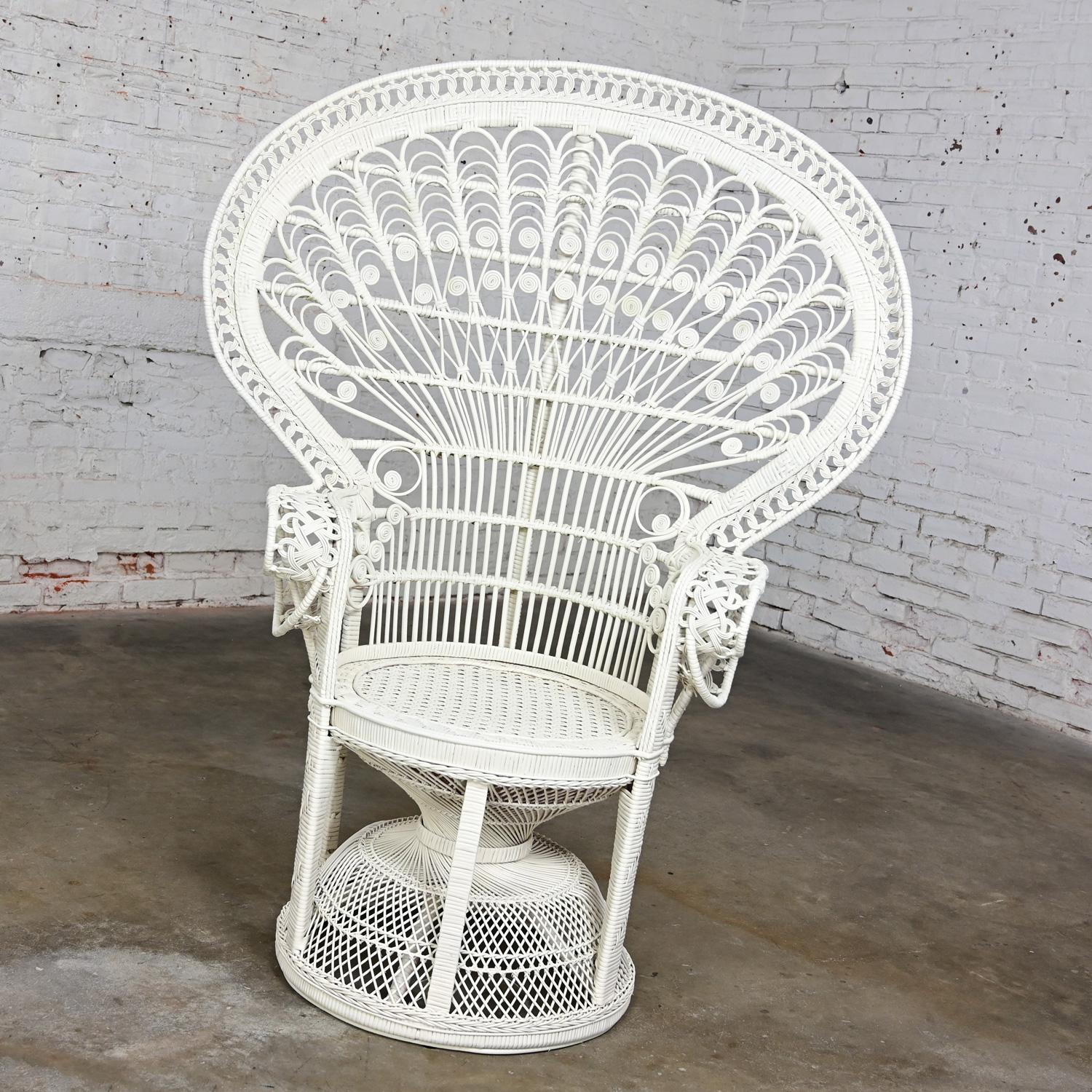 Superbe chaise en rotin Peacock à dossier en éventail, peinte en blanc, de style bohème Hollywood Regency des années 1970. Byit, en gardant à l'esprit qu'il s'agit d'une pièce vintage et non pas neuve, qui présentera donc des signes d'utilisation et