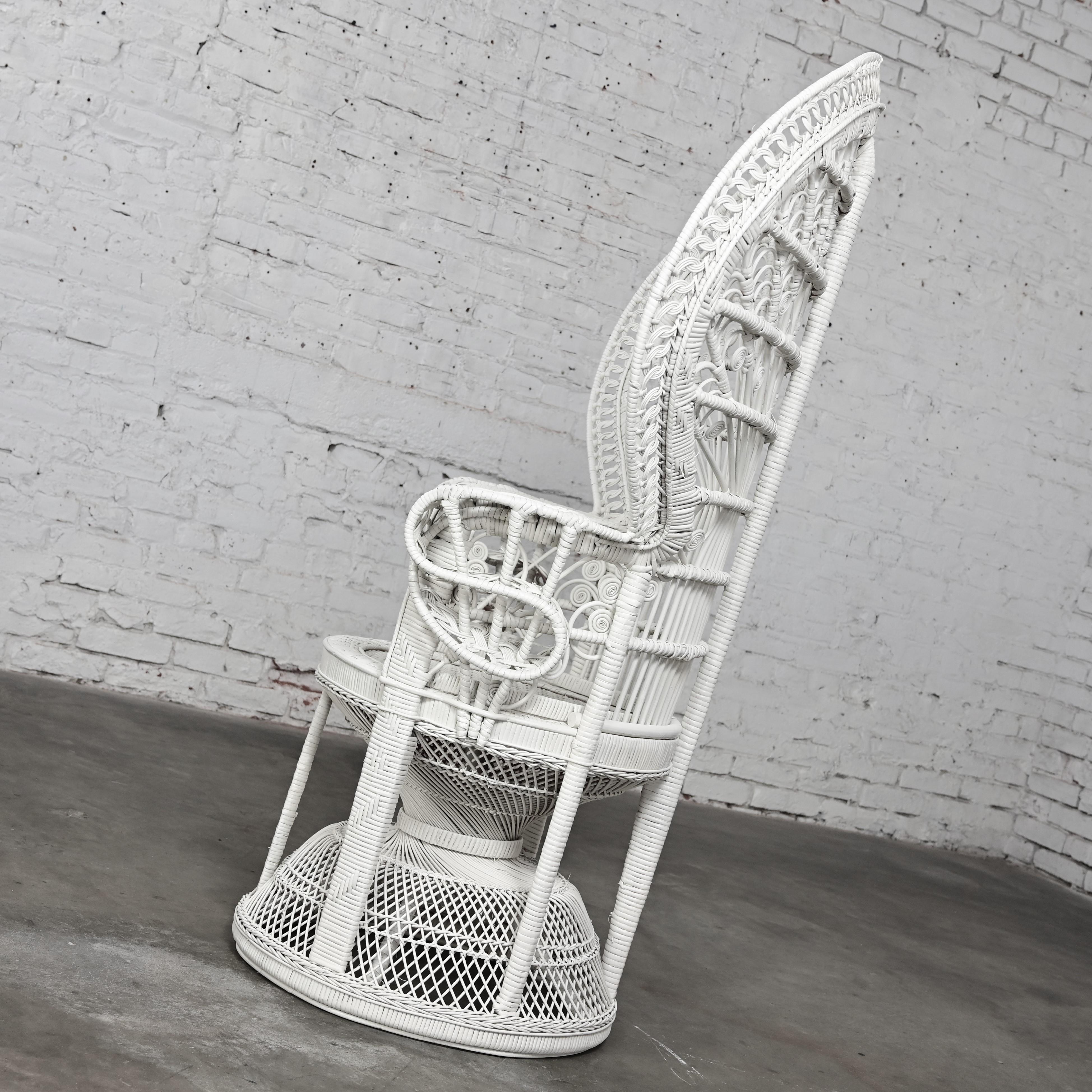 Chaise à dossier éventail en rotin peinte en blanc cassé de style Bohème Hollywood Regency des années 1970 1