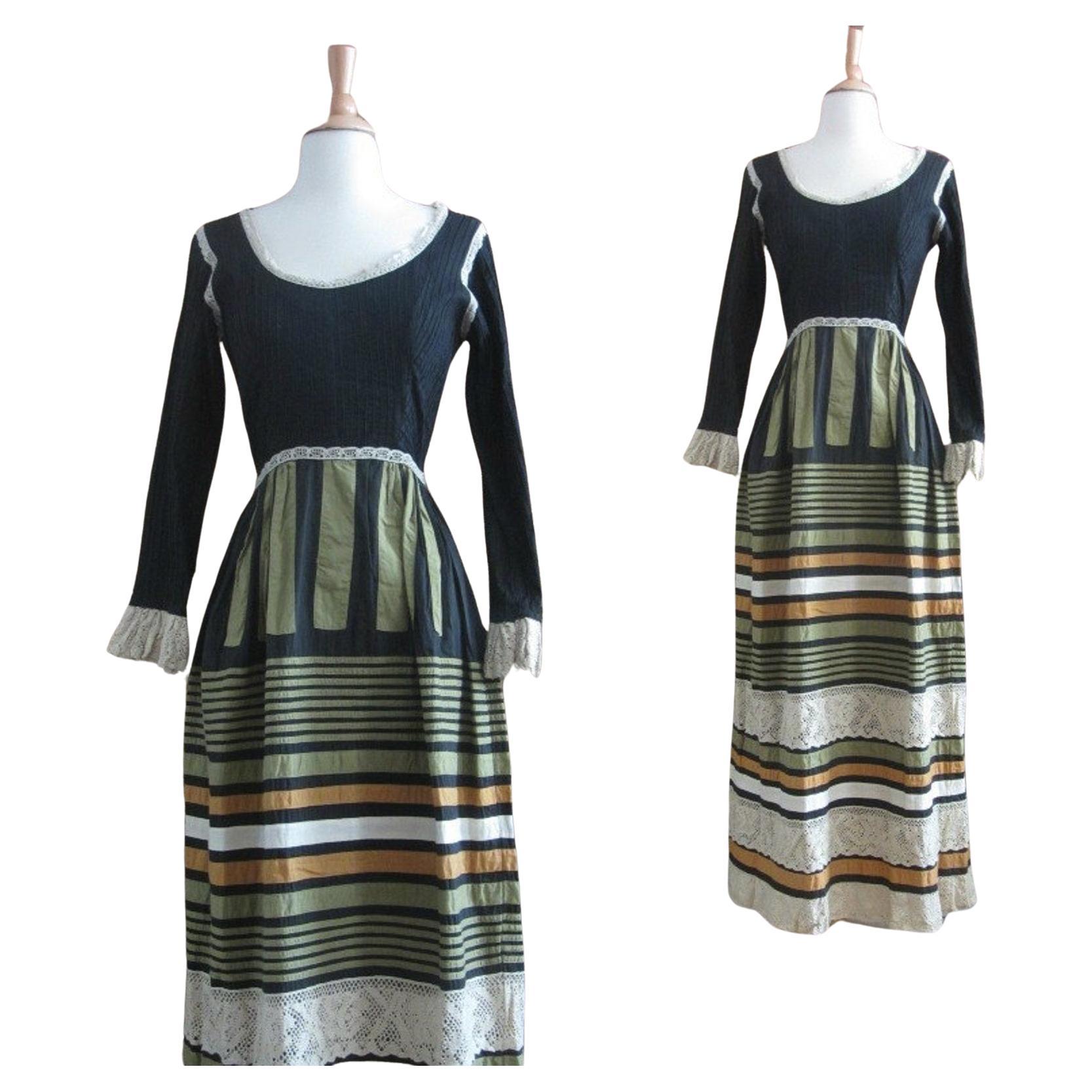 Maxi vestido de los años 70 de la diseñadora mexicana Georgia Charuhas.
silueta fit & flare
Cuello redondo, corpiño ceñido
ribete de encaje en todo el contorno
puños con volantes de ganchillo
cierre trasero de cremallera

✩ Este vestido es