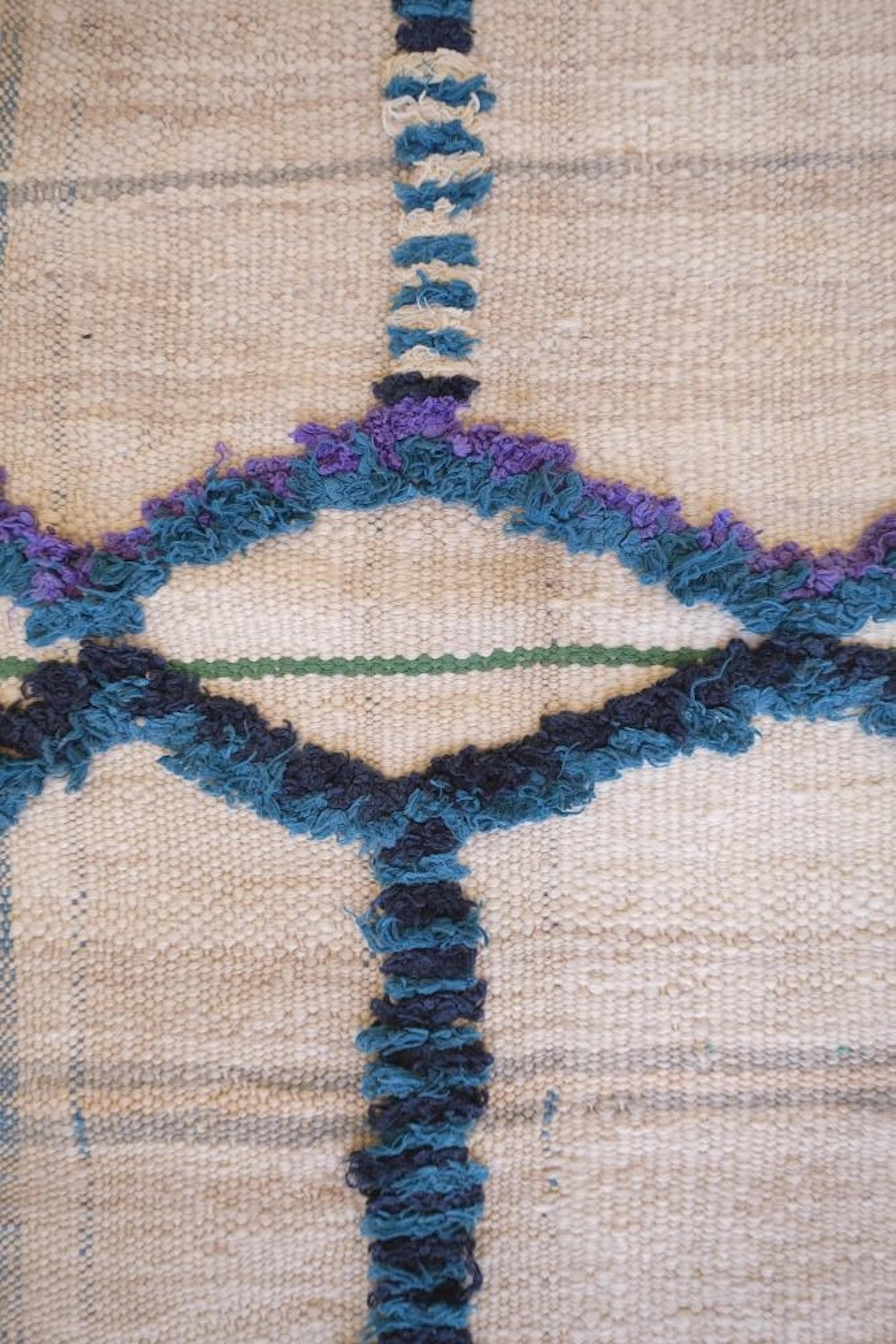 1970er Jahre Böhmisch Marokkanisch Flachgewebe Kilim Läufer oder Teppich mit strukturiertem Design im Zustand „Gut“ im Angebot in Los Angeles, CA