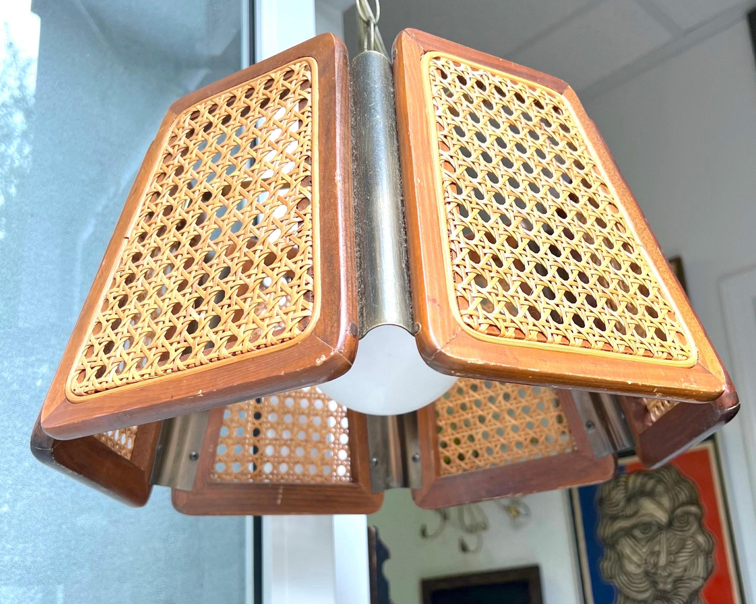 Legno Lampada a sospensione bohémien in legno e canna degli anni '70 in vendita