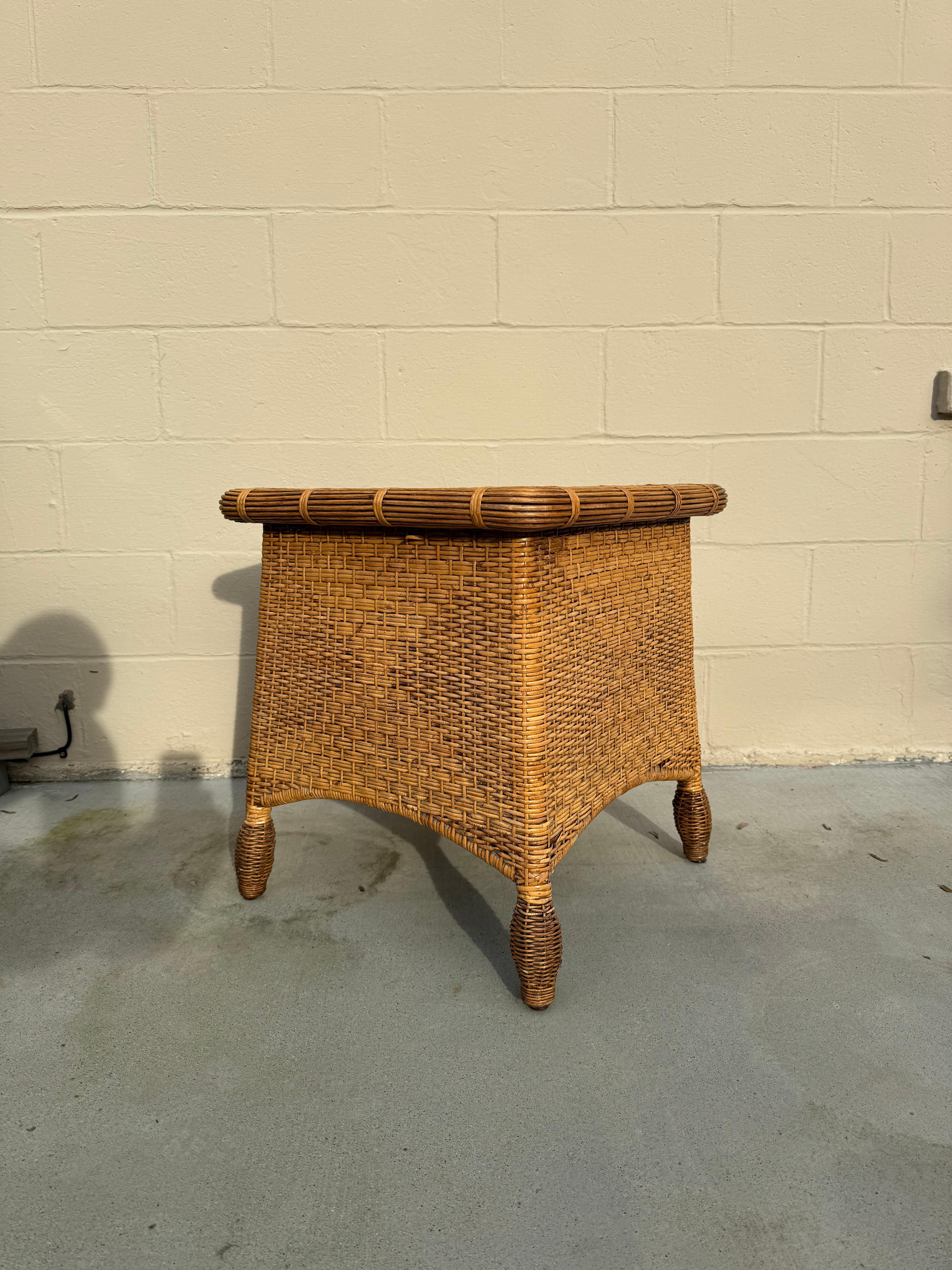 Discover the perfect blend of mid-century elegance and boho chic vibes with our exquisite woven wicker or rattan side table! This stunning piece is a true testament to craftsmanship, boasting intricate details and style that will infuse warmth into
