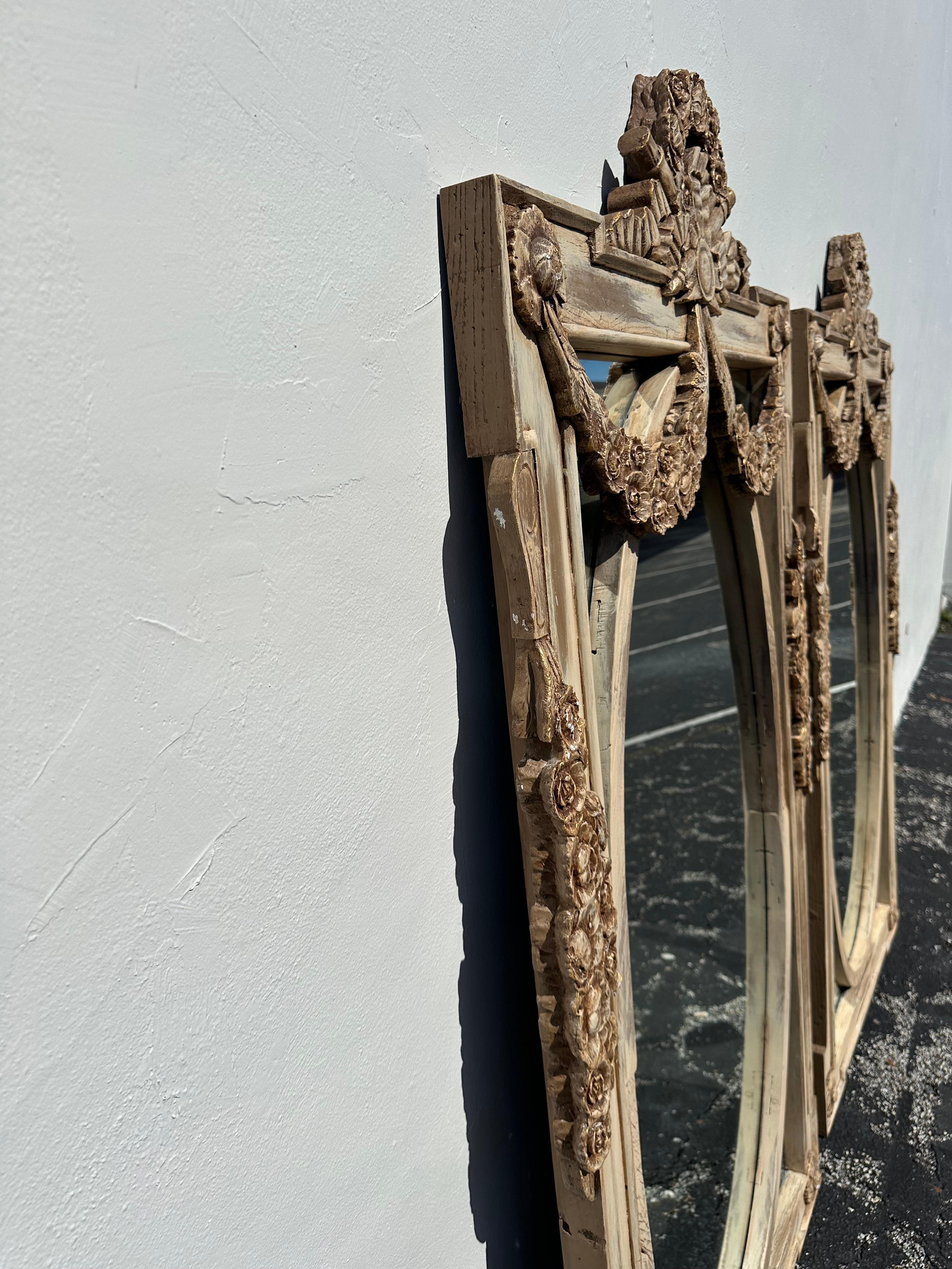 Fin du 20e siècle Miroirs rustiques ovales à fleurs en bois de récupération de style Boho français des années 1970, lot de 2 en vente