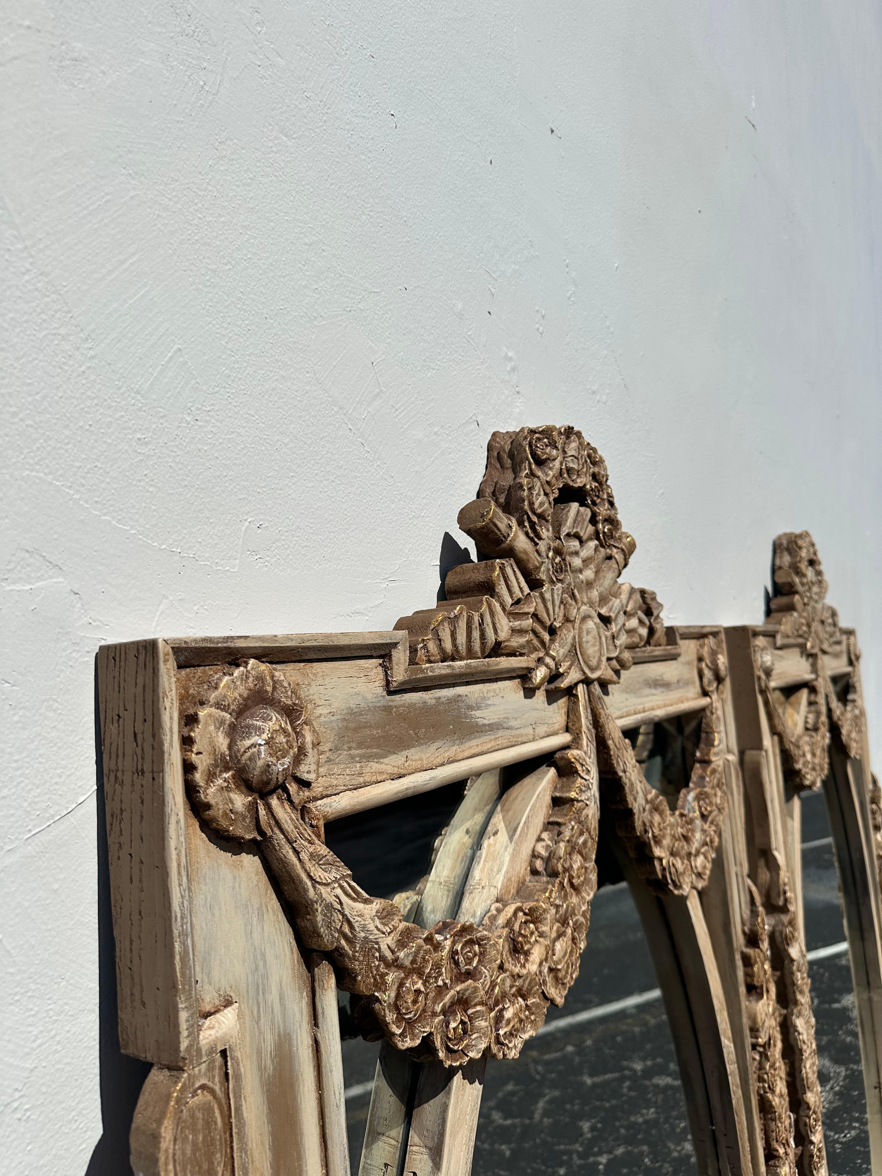 Miroirs rustiques ovales à fleurs en bois de récupération de style Boho français des années 1970, lot de 2 en vente 1