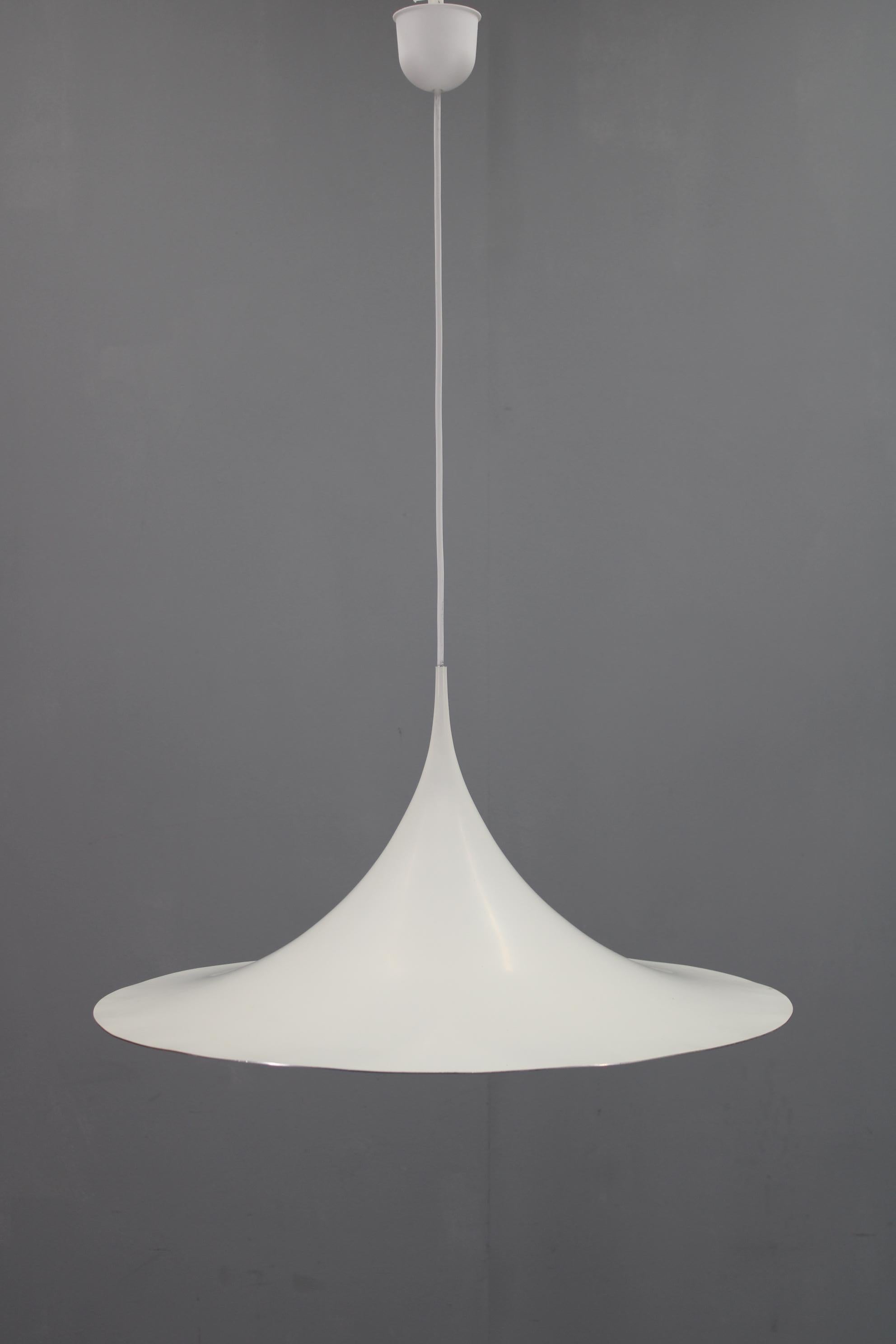- Ricablato
- Lucidato, 1 x  Lampadina E26-E27
- Compatibile con il cablaggio degli Stati Uniti 
- Piccoli segni d'uso