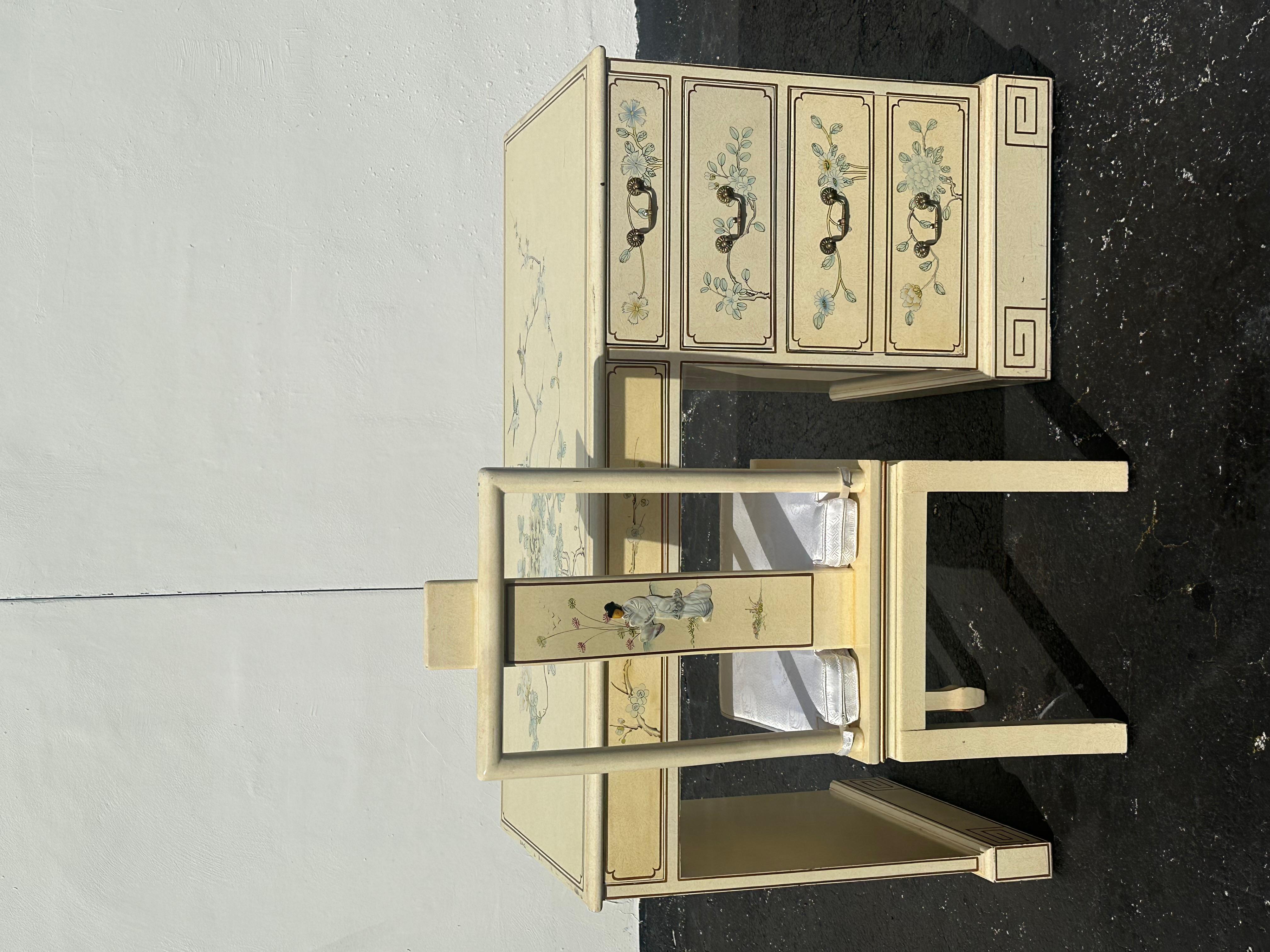 Precioso escritorio de madera lacada a mano en negro y decorado al estilo Carlton House / Georgian. El escritorio presenta detalles de diseño floral y de pájaros en la escena chinoiserie muy pintados a mano con interior forrado de terciopelo verde.