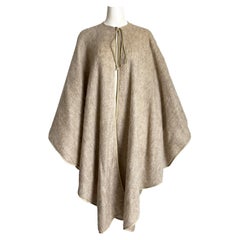 Capa de punto de mohair avena con ribete de piel Bonnie Cashin for Sills, años 70