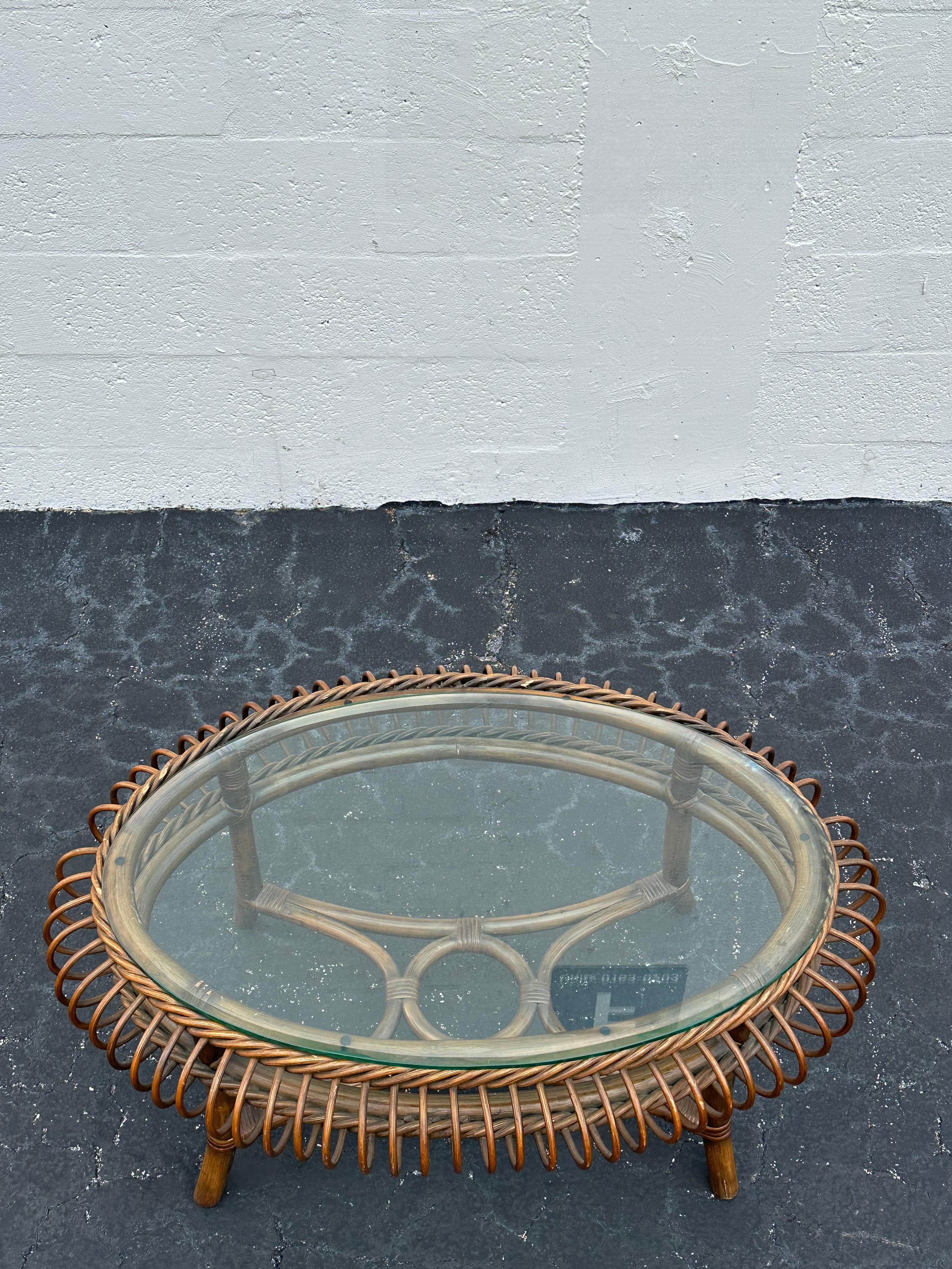 1970 Table basse ovale sculpturale en rotin de style Bonocina en vente 3