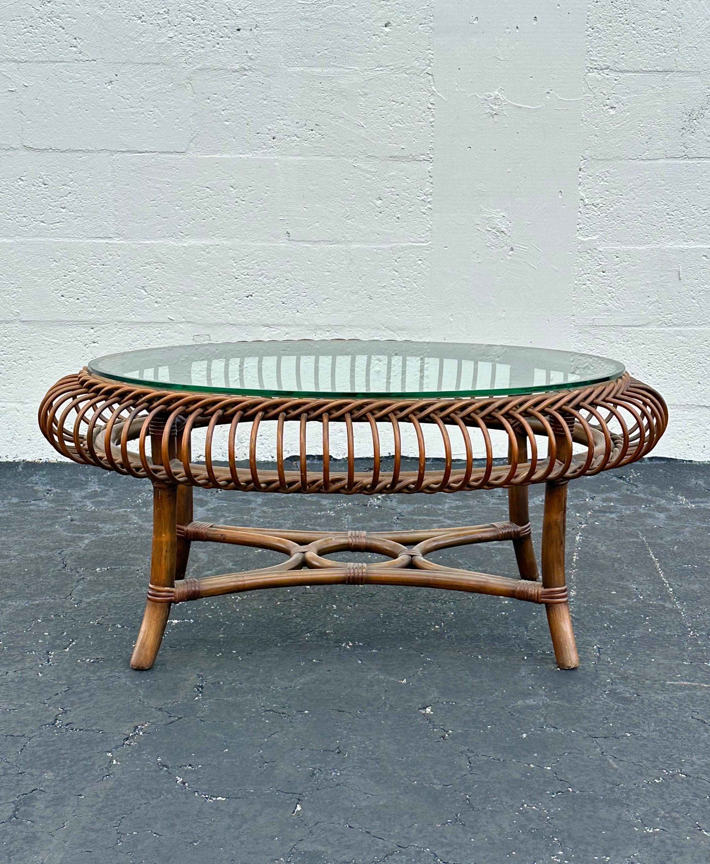 Cette table basse en rotin est l'une des plus belles et des plus rares que l'on puisse espérer trouver. En état d'origine et inachevé. Le design est remarquable partout. Cette magnifique table est une pièce d'apparat qui regorge de personnalité ! Il