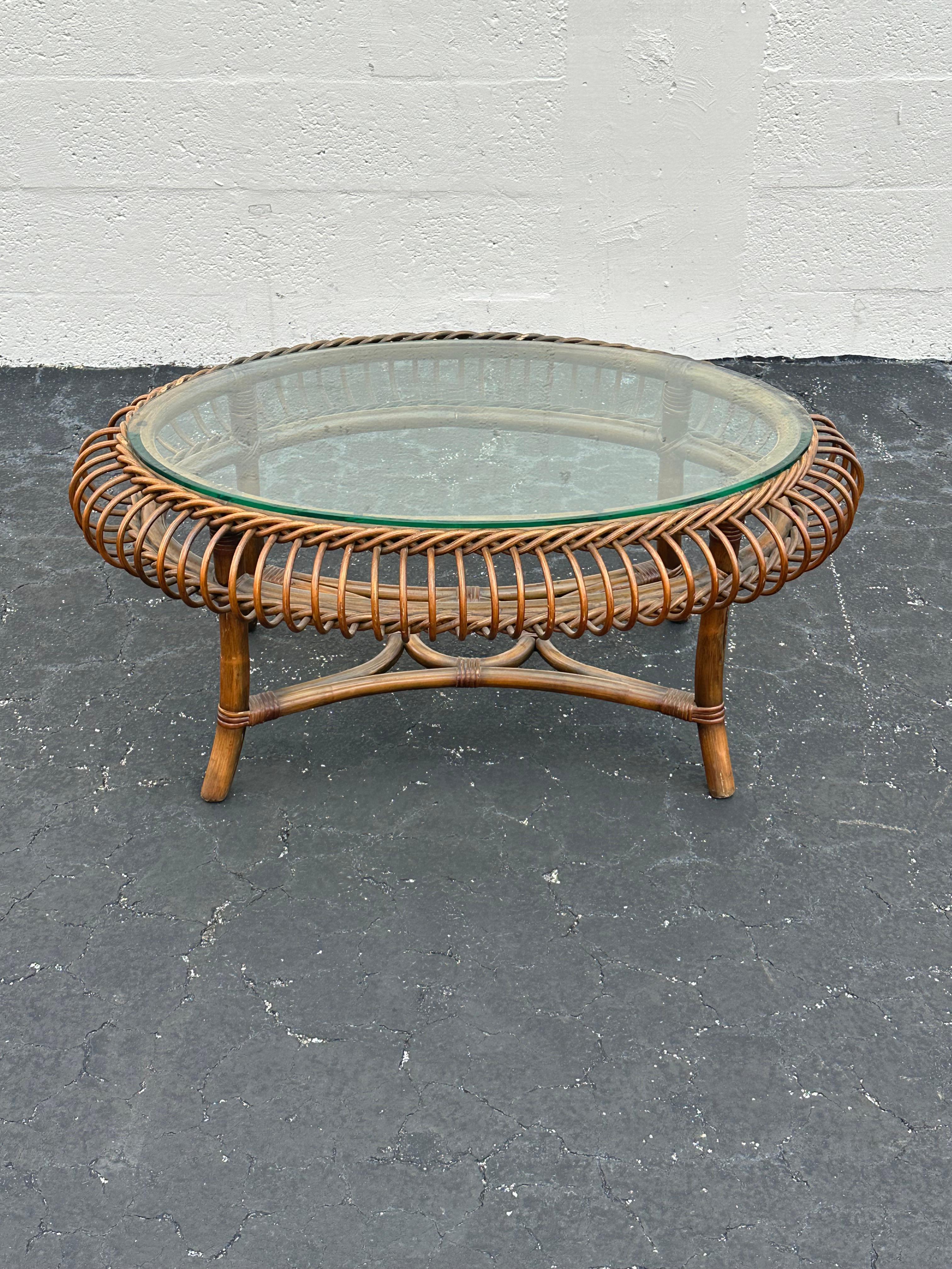 Bohème 1970 Table basse ovale sculpturale en rotin de style Bonocina en vente