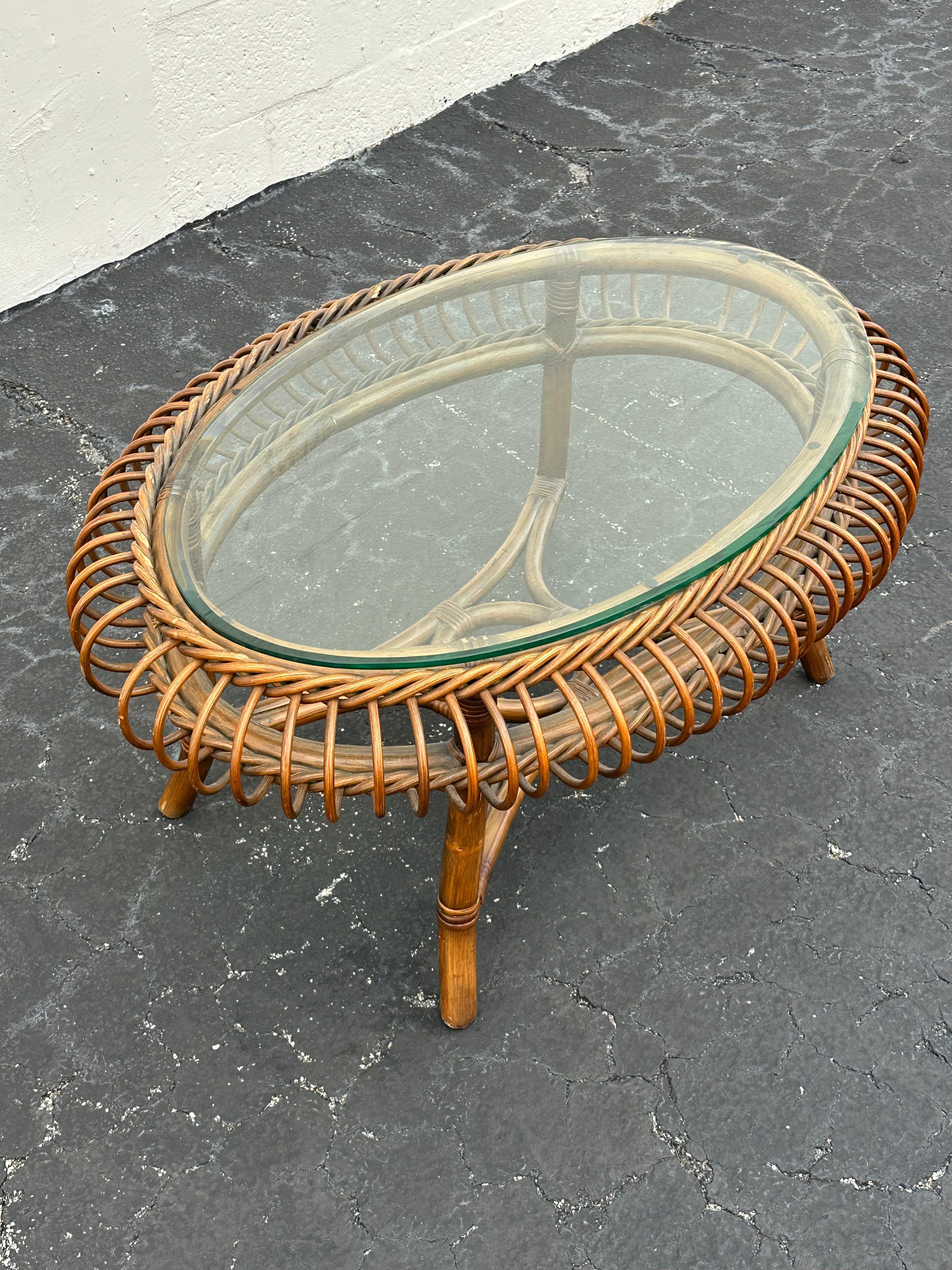 italien 1970 Table basse ovale sculpturale en rotin de style Bonocina en vente
