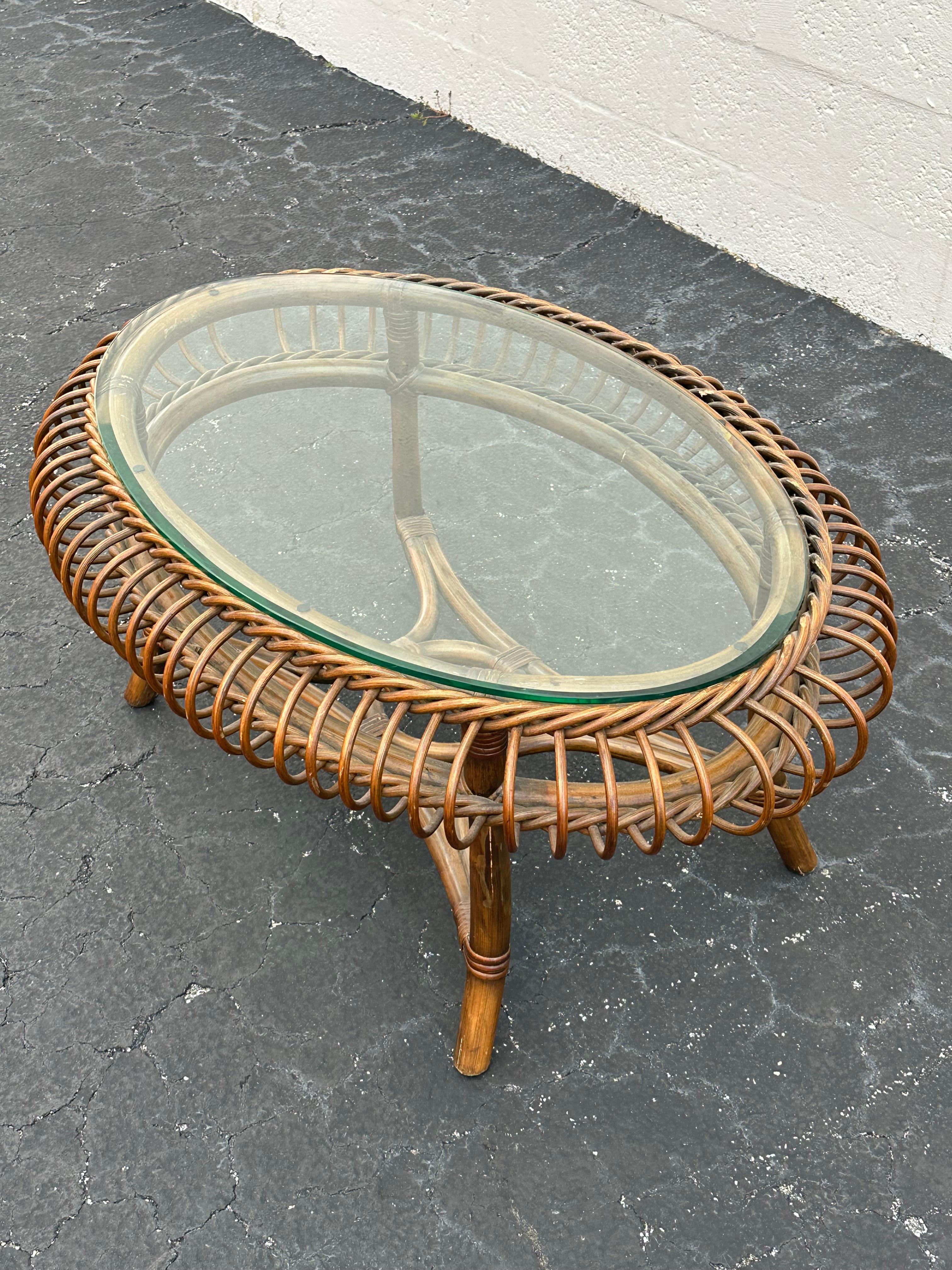 1970 Table basse ovale sculpturale en rotin de style Bonocina Bon état - En vente à Fort Lauderdale, FL
