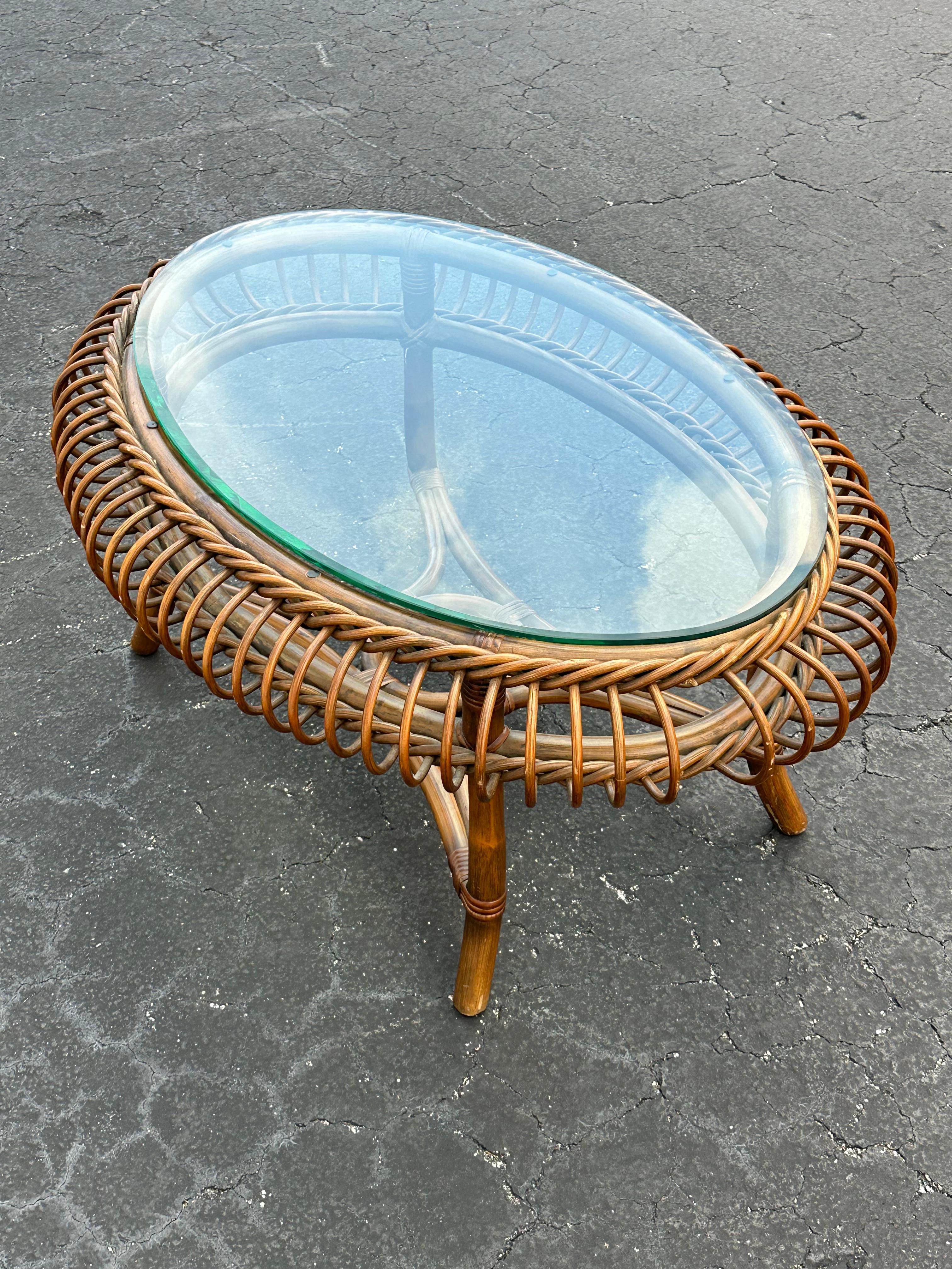 1970 Table basse ovale sculpturale en rotin de style Bonocina en vente 1