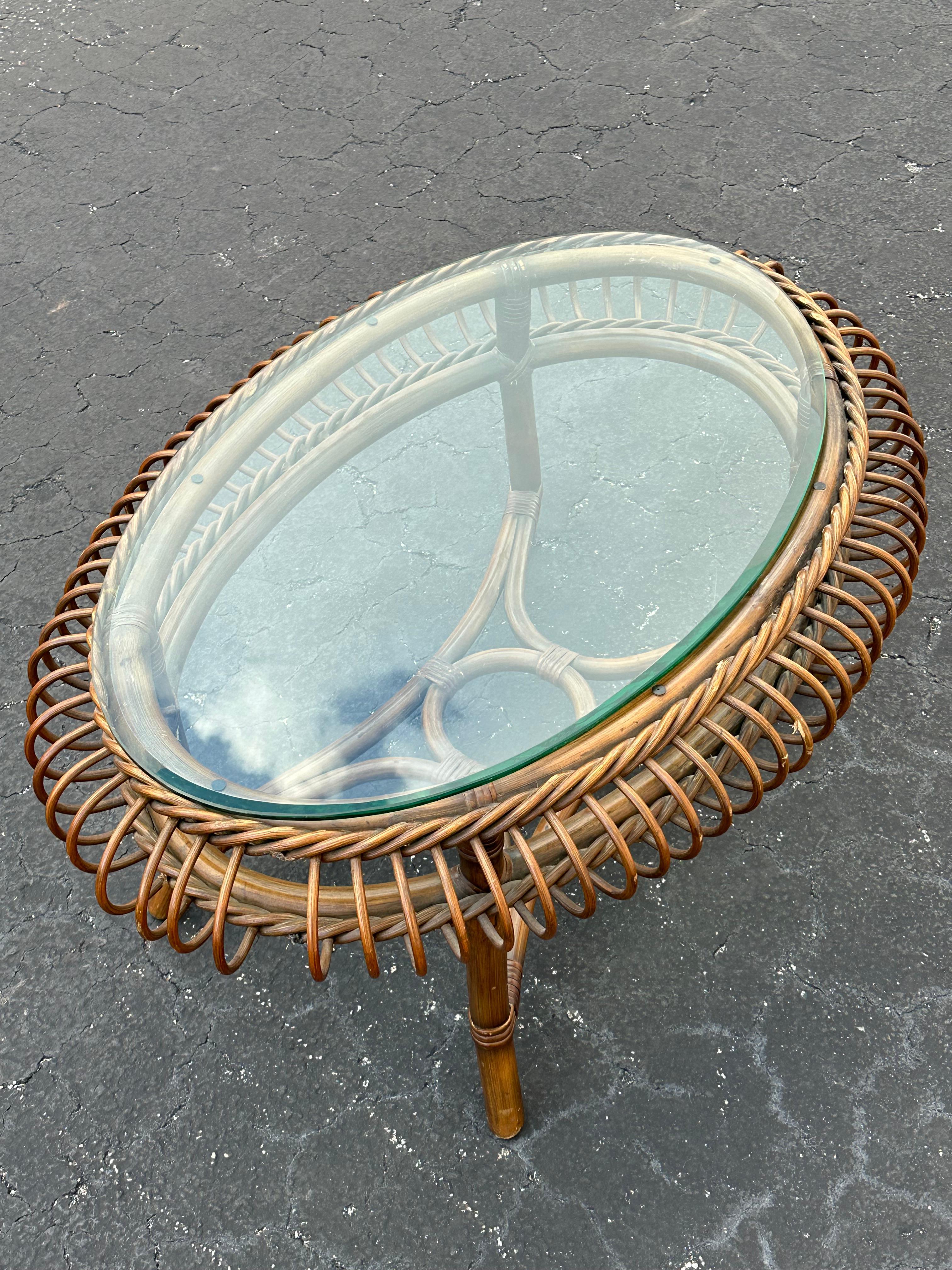 1970 Table basse ovale sculpturale en rotin de style Bonocina en vente 2