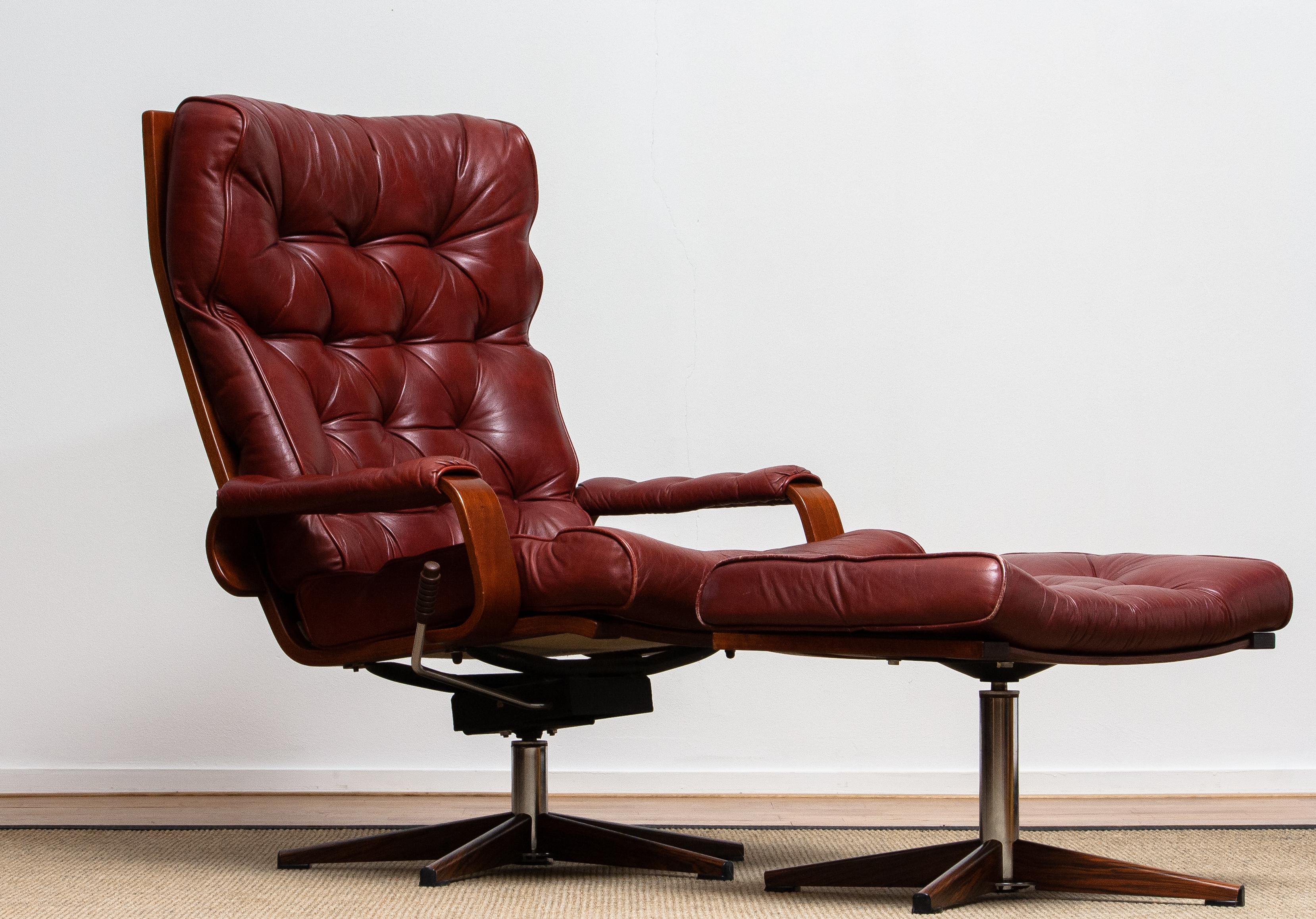 1970s, Bordeaux / Brown Rocking Swivel Lounge / Easy Chair and Ottoman by Kropp In Good Condition In Silvolde, Gelderland