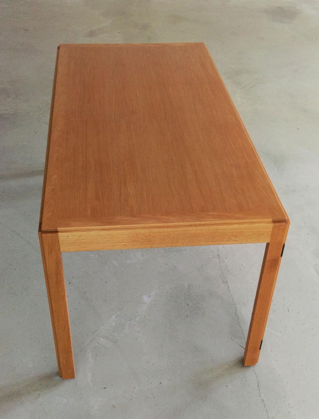 Tables pliantes en chêne reverni conçues par Børge Mogensen en 1971 et fabriquées par Fredericia Stolefabrik.

Les tables pliantes flexibles ont été conçues à l'origine comme des tables de conférence composées de plusieurs unités reliées entre