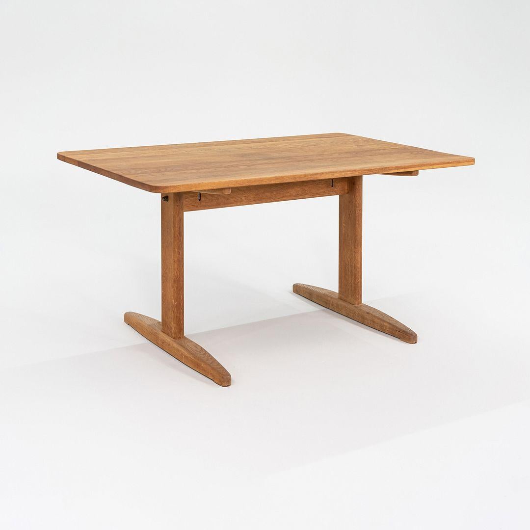 Il s'agit d'une grande table de salle à manger de style Shakers, conçue par Borg Mogensen pour A.I.C.. Madsen au Danemark en 1958. Cet exemple date des années 1970. Les chaises assorties sont également disponibles à l'achat. Cette table est composée