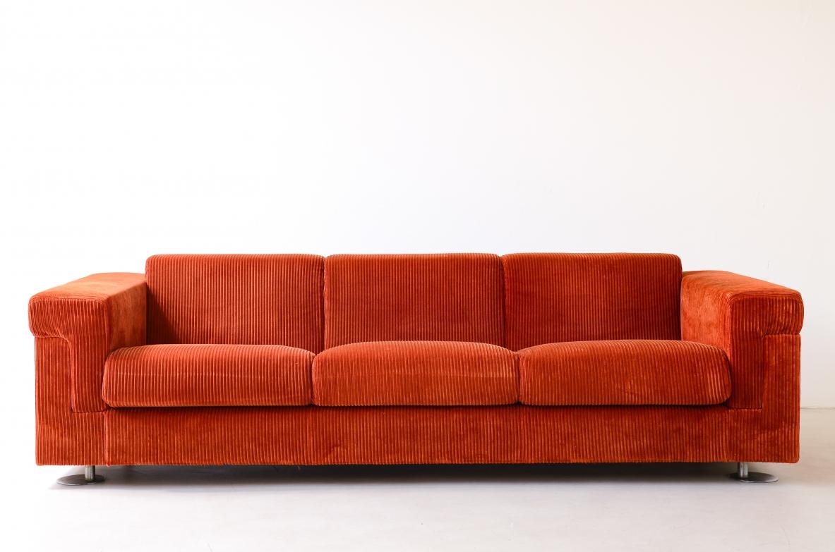 COD-2656
ABV Borsani Tecno

Elegant three-seater sofa with steel feet and corduroy covering.

Reupholstered with original fabric.

Tecno manufacture, 1972.

220 x 90 h 65 seat h 40