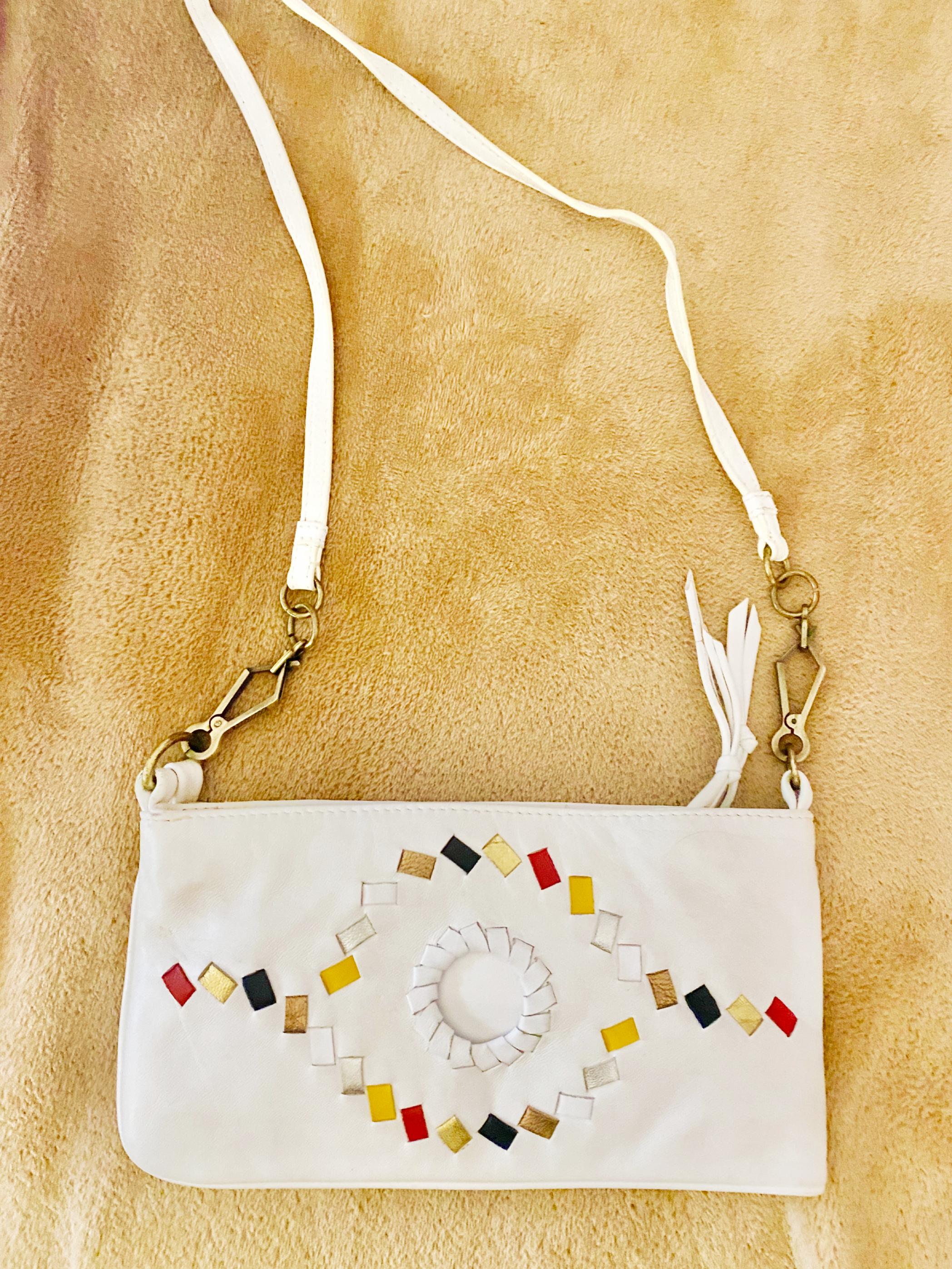 Questa straordinaria borsa a tracolla di Bottega Veneta, risalente alla fine degli anni '70, rappresenta un momento fondamentale per l'artigianato italiano: un'epoca in cui Bottega Veneta si stava trasformando da un discreto atelier artigianale di