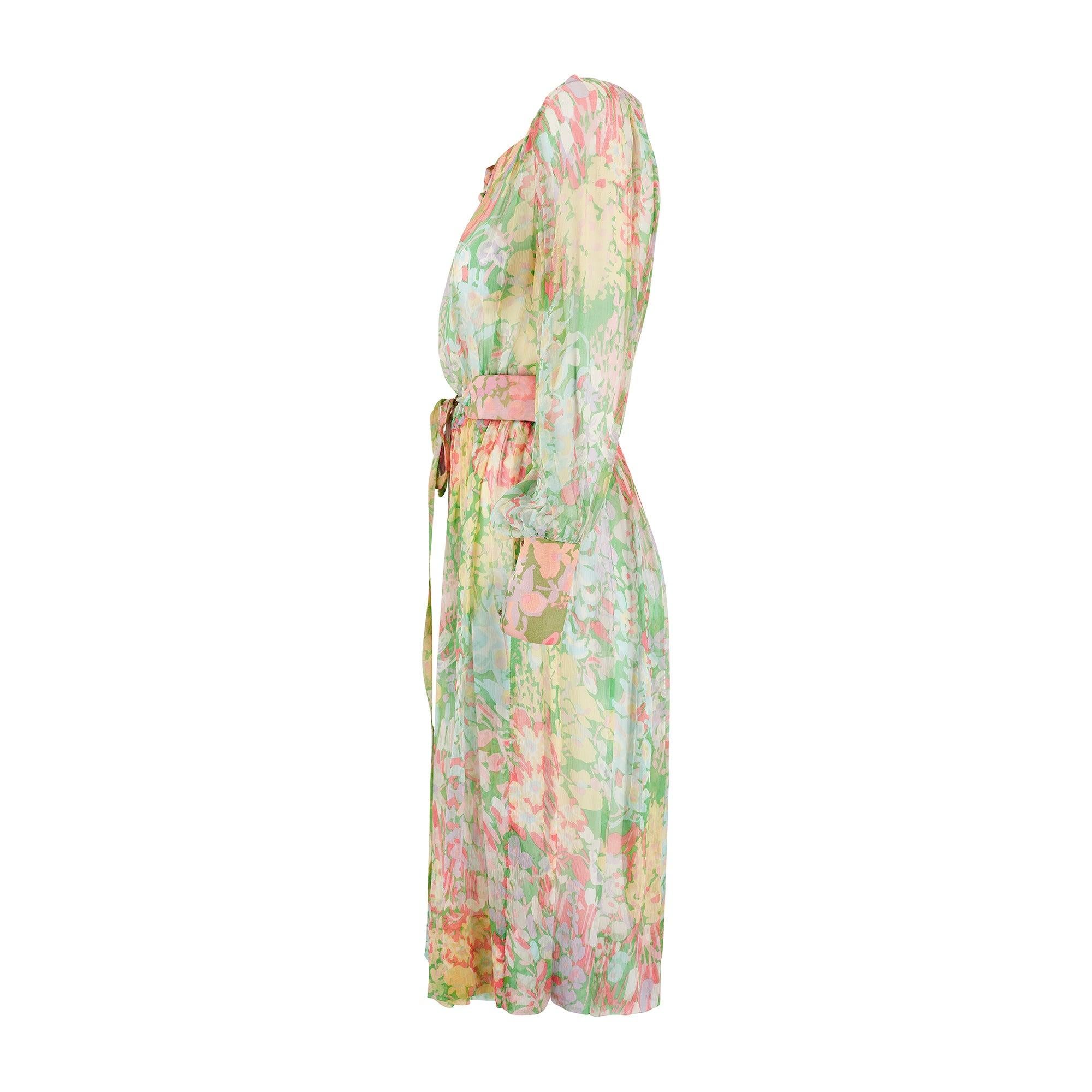 Este romántico vestido de verano fue confeccionado por la Boutique Andrée de Lyon (Francia) en la década de 1970 y está hecho según las normas de la alta costura.  A lo largo de los años, hemos recibido varias piezas de boutiques lionesas que
