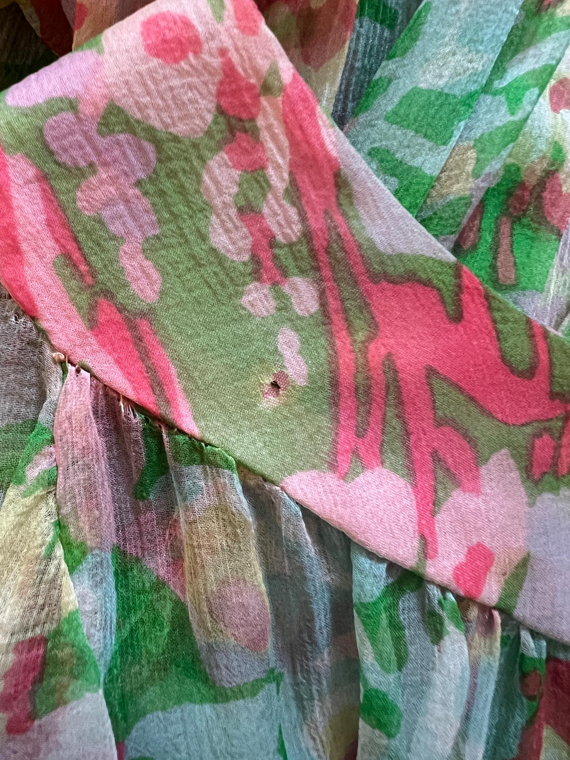 De las mujeres 1970s Boutique Andrée Vestido de gasa de seda floral verde y rosa en venta