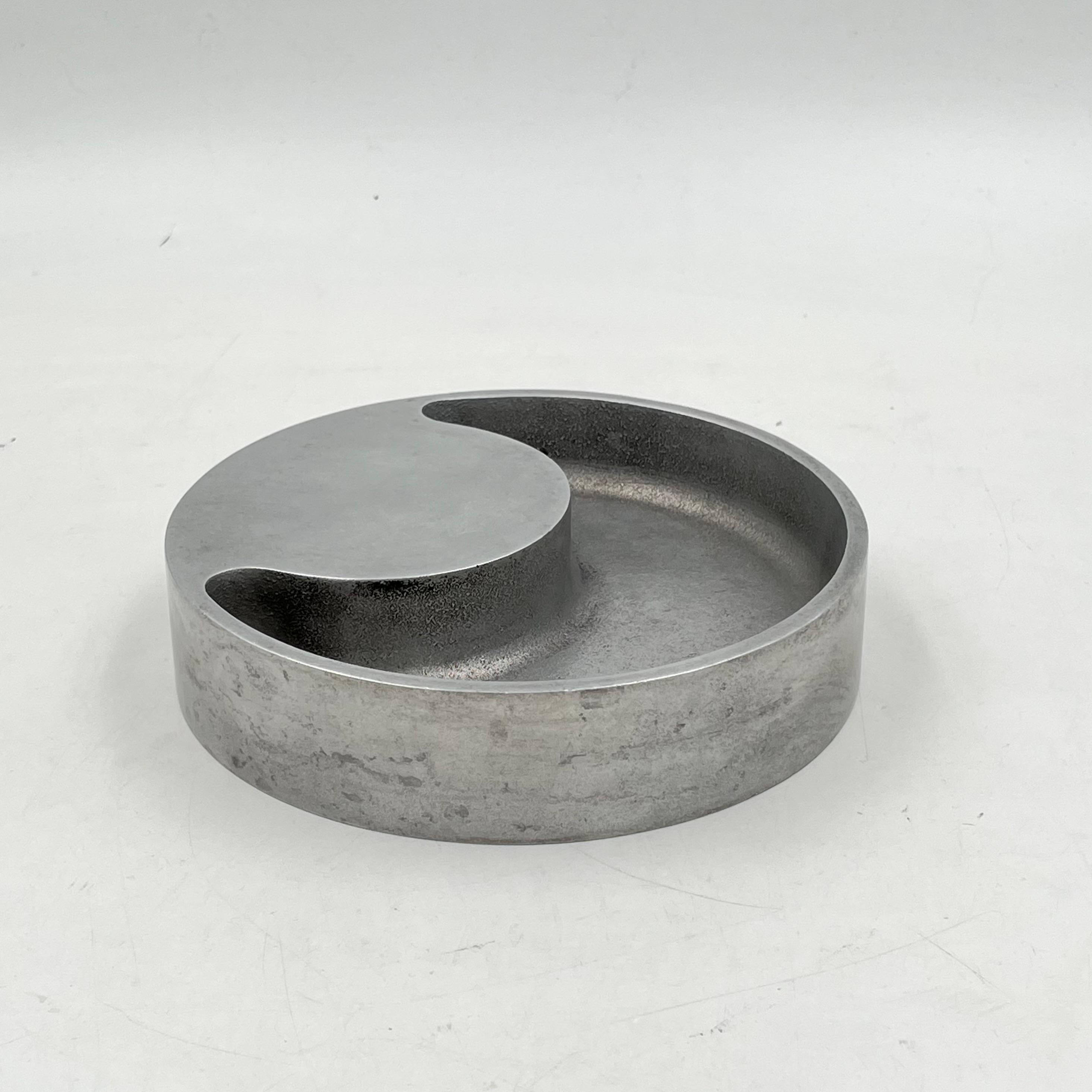 Albert LECLERC 
Coupe modèle 428, modèle créé en 1968
Edition Il Sestante arrêtée
Fonte d'aluminium. Fines rayures, taches, oxydations.
Haut. Diamètre : 17,8 cm
Bibliographie : Fulvio e Napoleone Ferrari, Alu Albert Leclerc 1966-1975, Adarte, Torino