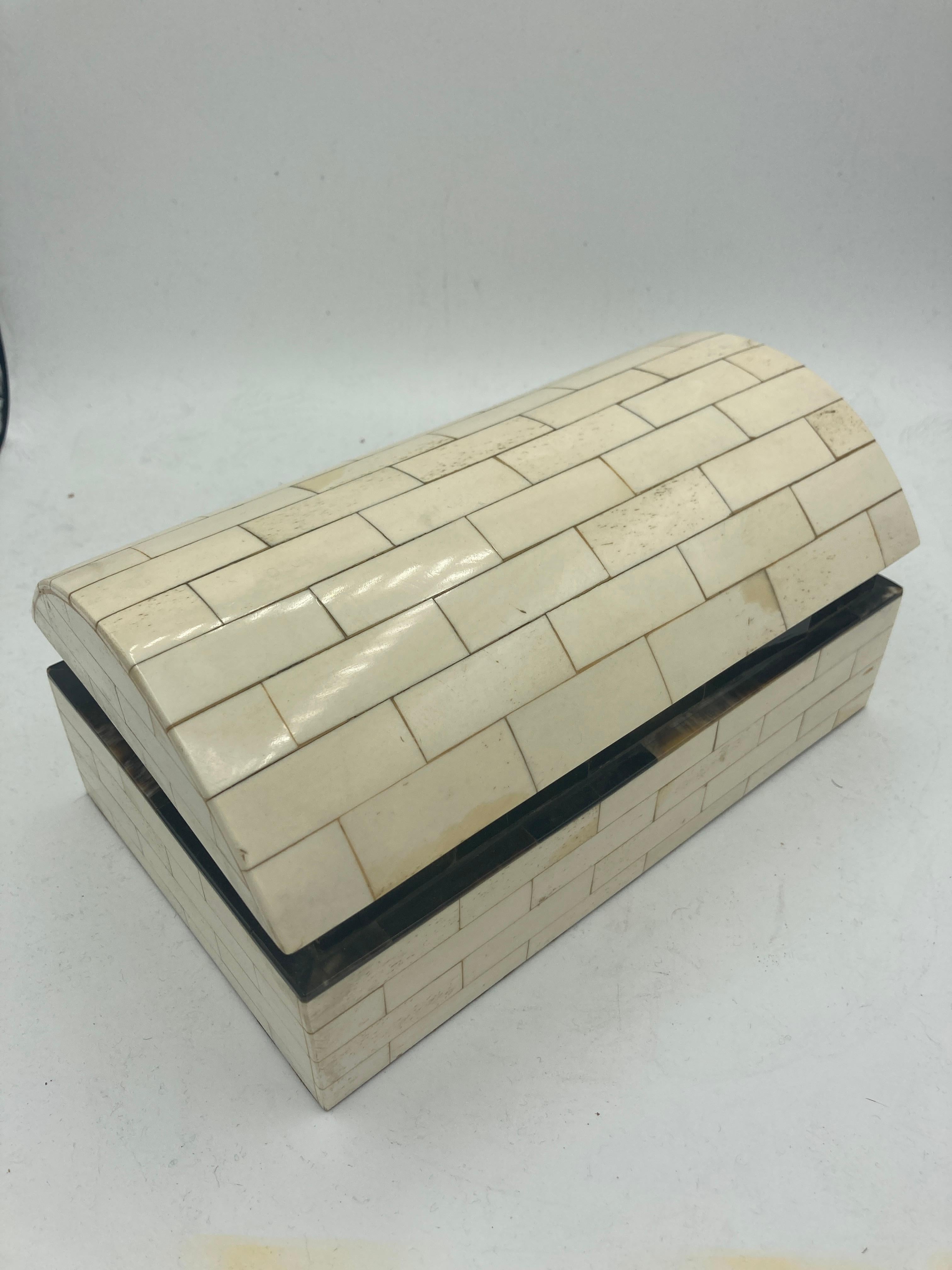 1970's decorative boxe with bone marquetry
Great condition