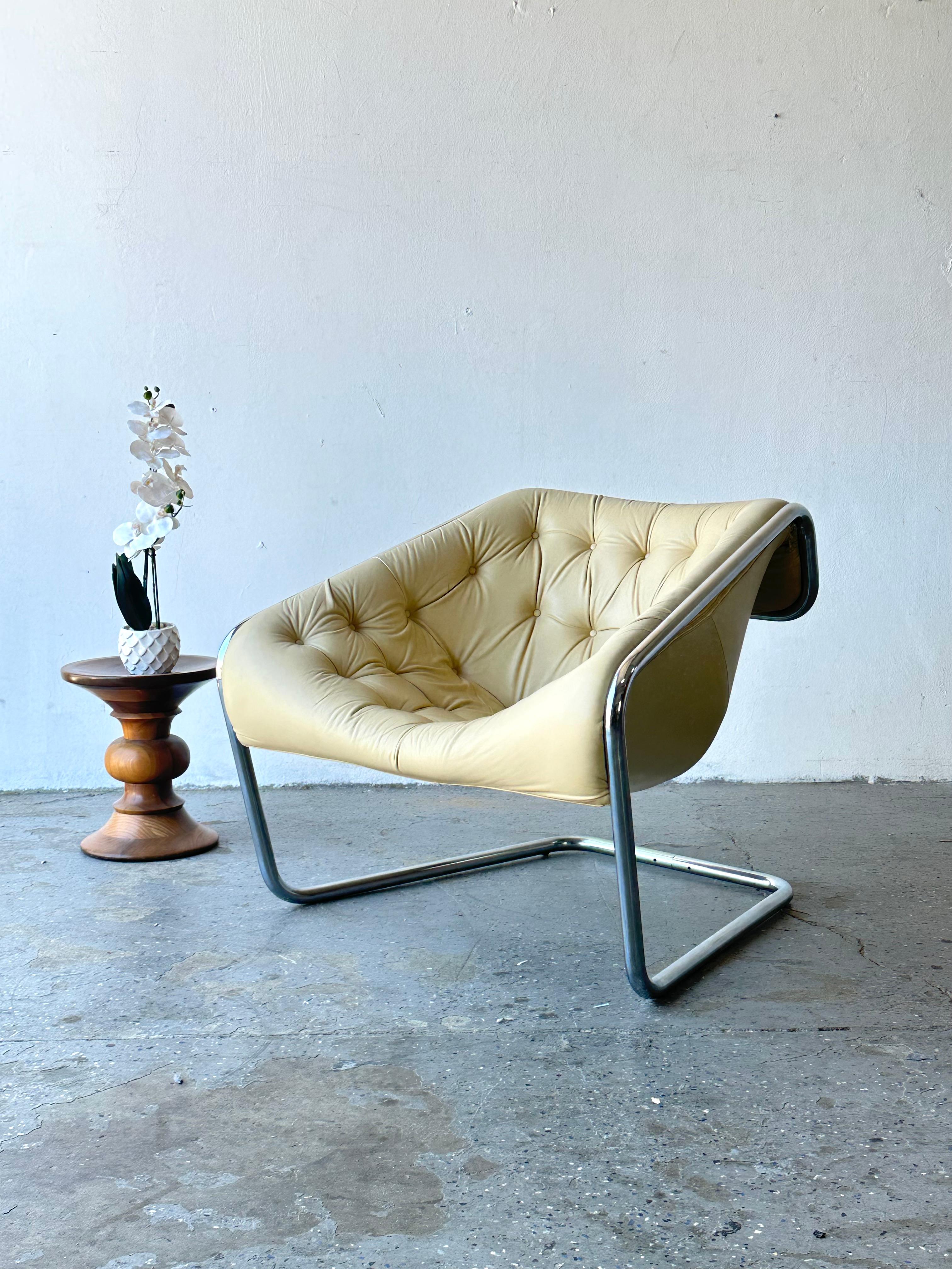Rare Kwok Hoi Chan boxer lounge chair for Steiner, circa early 1970s, France. 

Cream padded leather and tubular chromed steel. Very unique and extremely comfortable seat, in good/ minty original condition. These are pretty rare In Europe and even