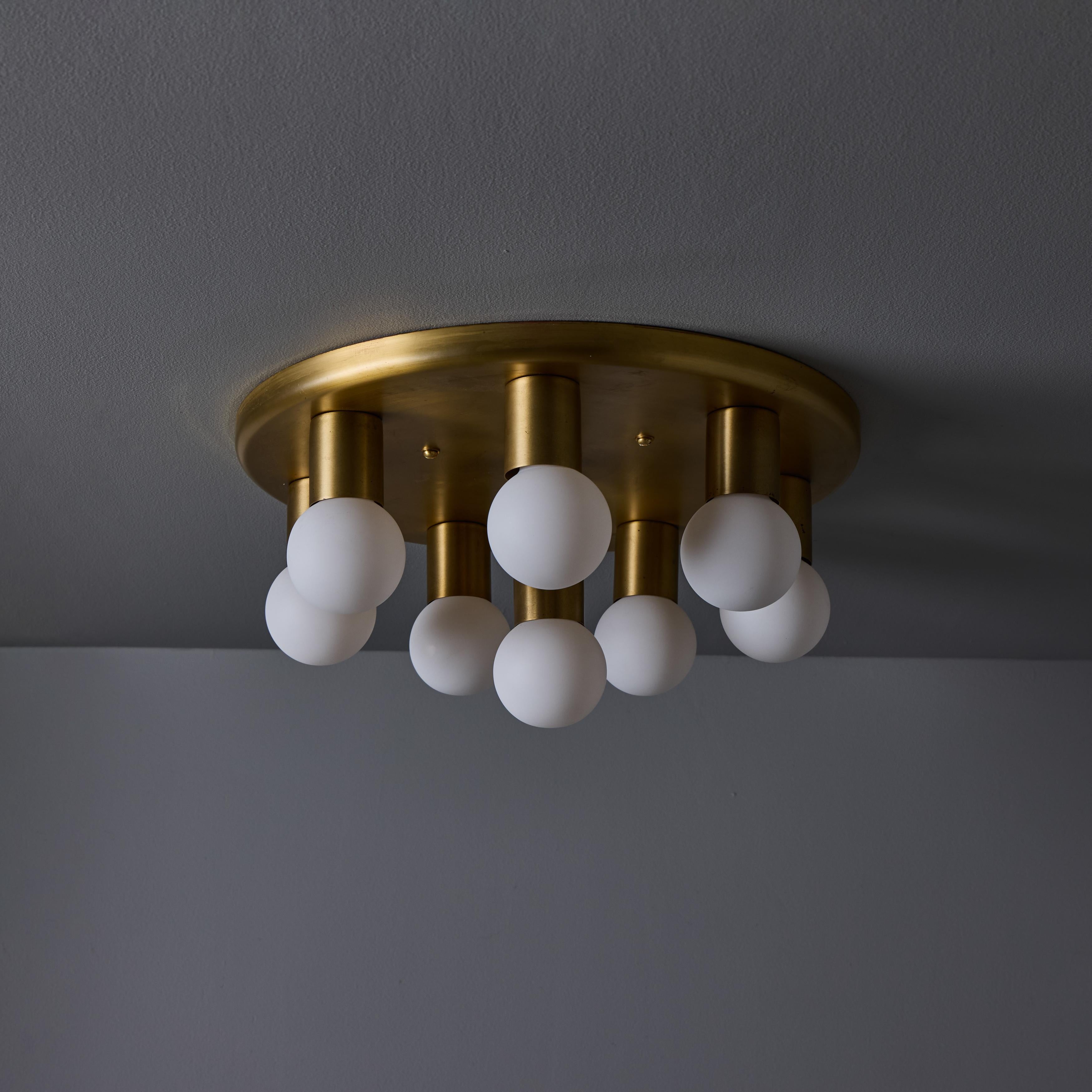 Plafoniera a 8 lampadine in ottone degli anni '70 attribuita a Gaetano Sciolari in vendita 2