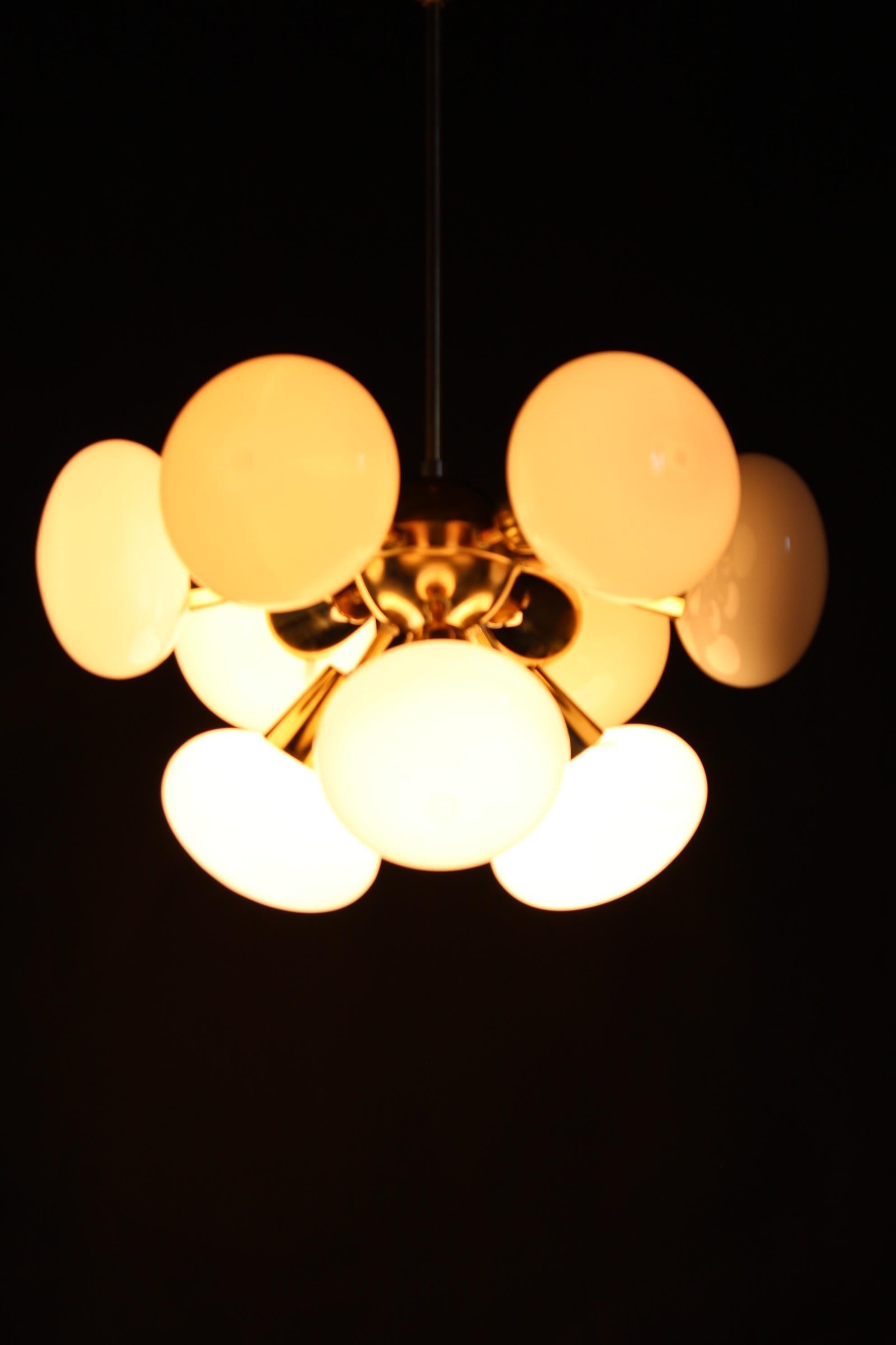 Lampadario a 9 fiamme in ottone degli anni '70 di Sputnik , Cecoslovacchia in vendita 5