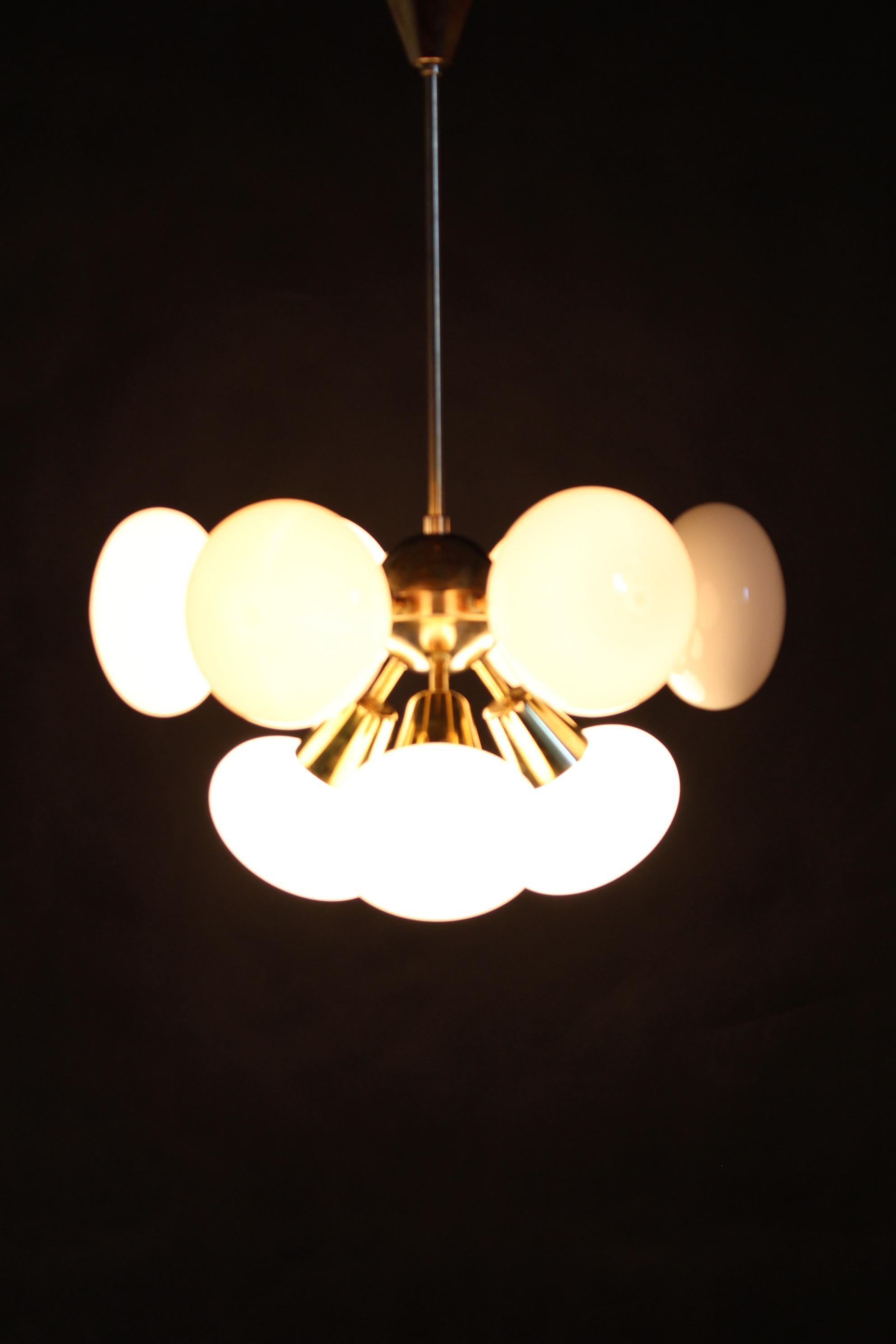 Lampadario a 9 fiamme in ottone degli anni '70 di Sputnik , Cecoslovacchia in vendita 6