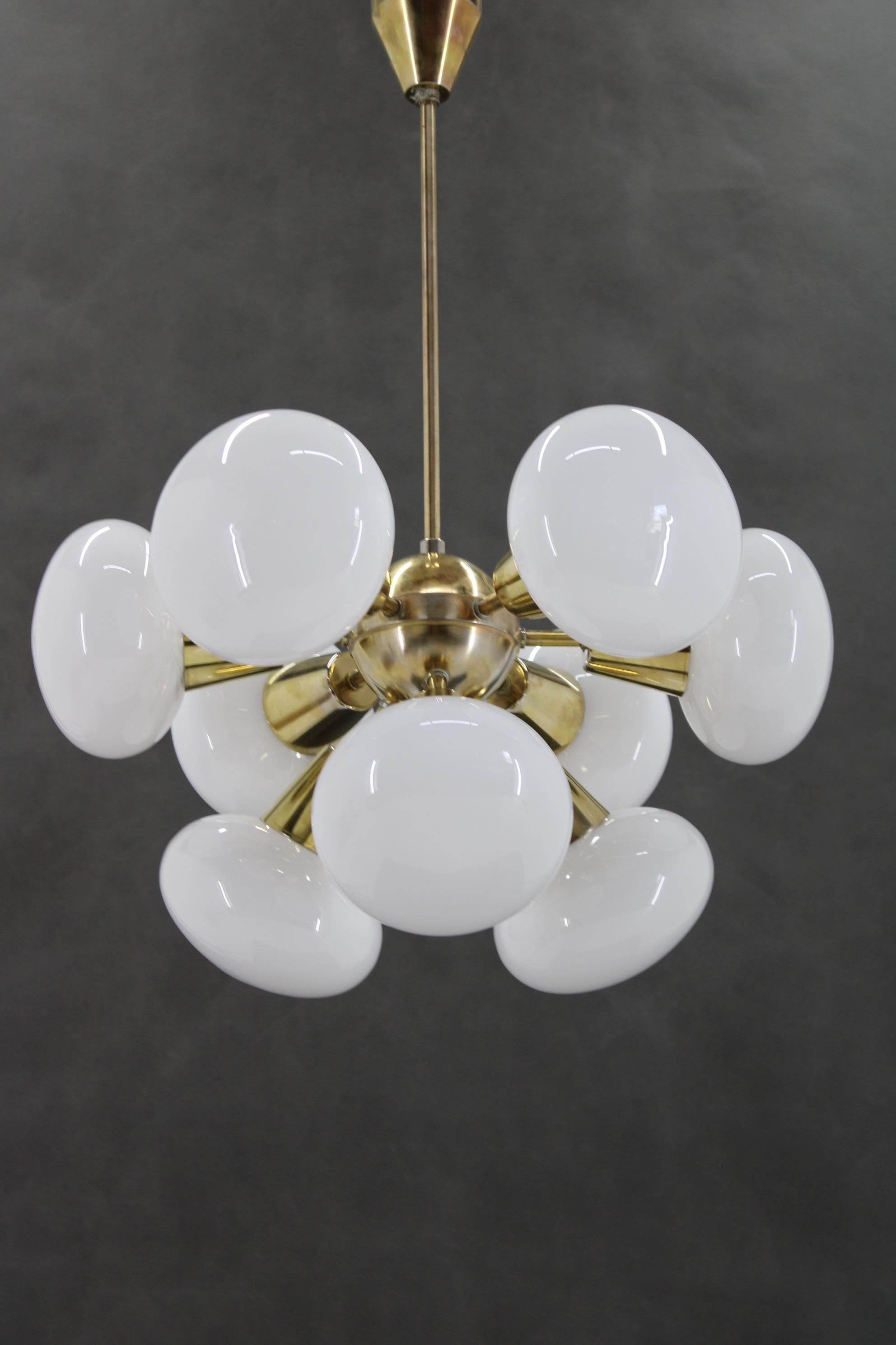 - Pulito e lucidato
- 9x , lampadine E12-E14
- Compatibile con il cablaggio degli Stati Uniti
- Buone condizioni originali con lievi segni d'uso