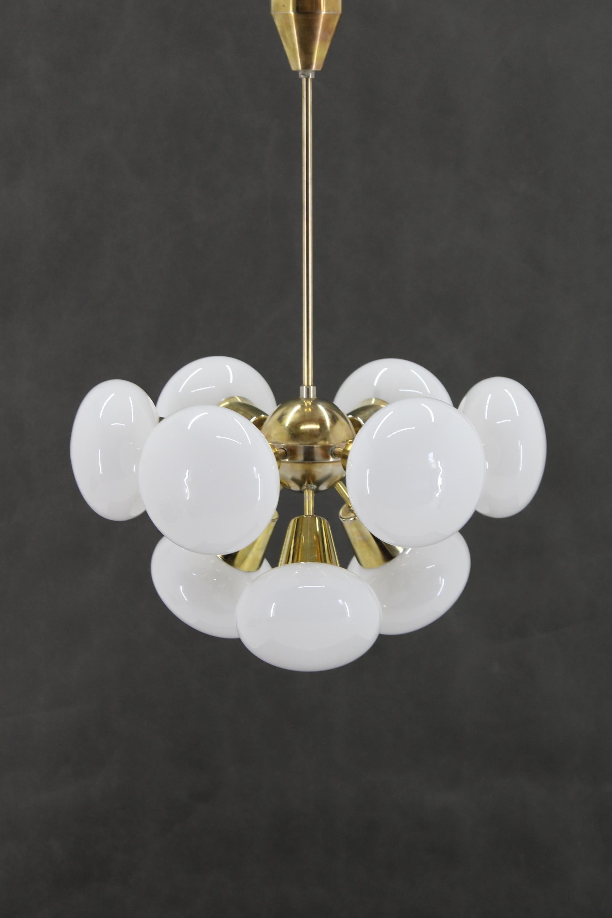 Lampadario a 9 fiamme in ottone degli anni '70 di Sputnik , Cecoslovacchia In condizioni buone in vendita a Praha, CZ