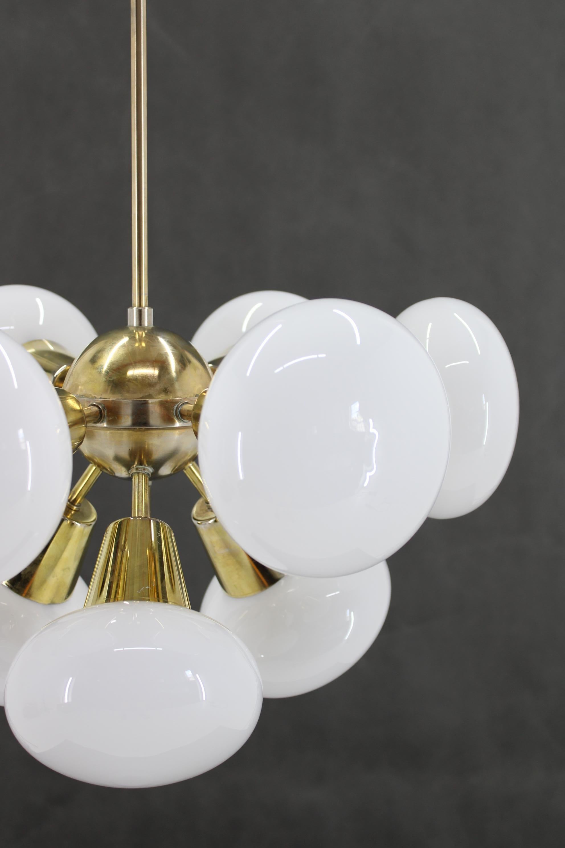 Fine XX secolo Lampadario a 9 fiamme in ottone degli anni '70 di Sputnik , Cecoslovacchia in vendita