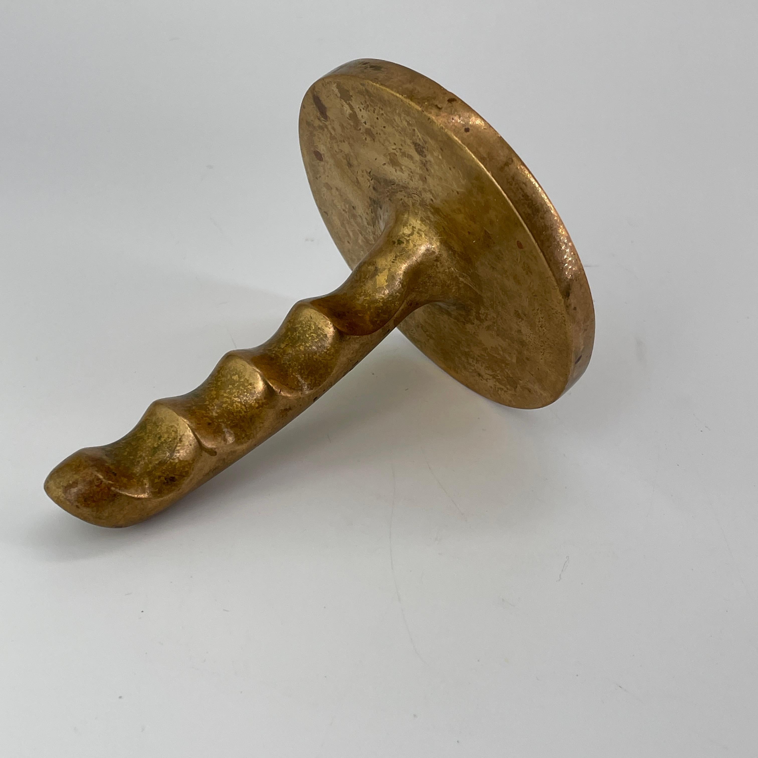 1970er Jahre Messing abstrakte Joystick Tabelle Skulptur Tamper Hammer wie Aubock (Gegossen) im Angebot
