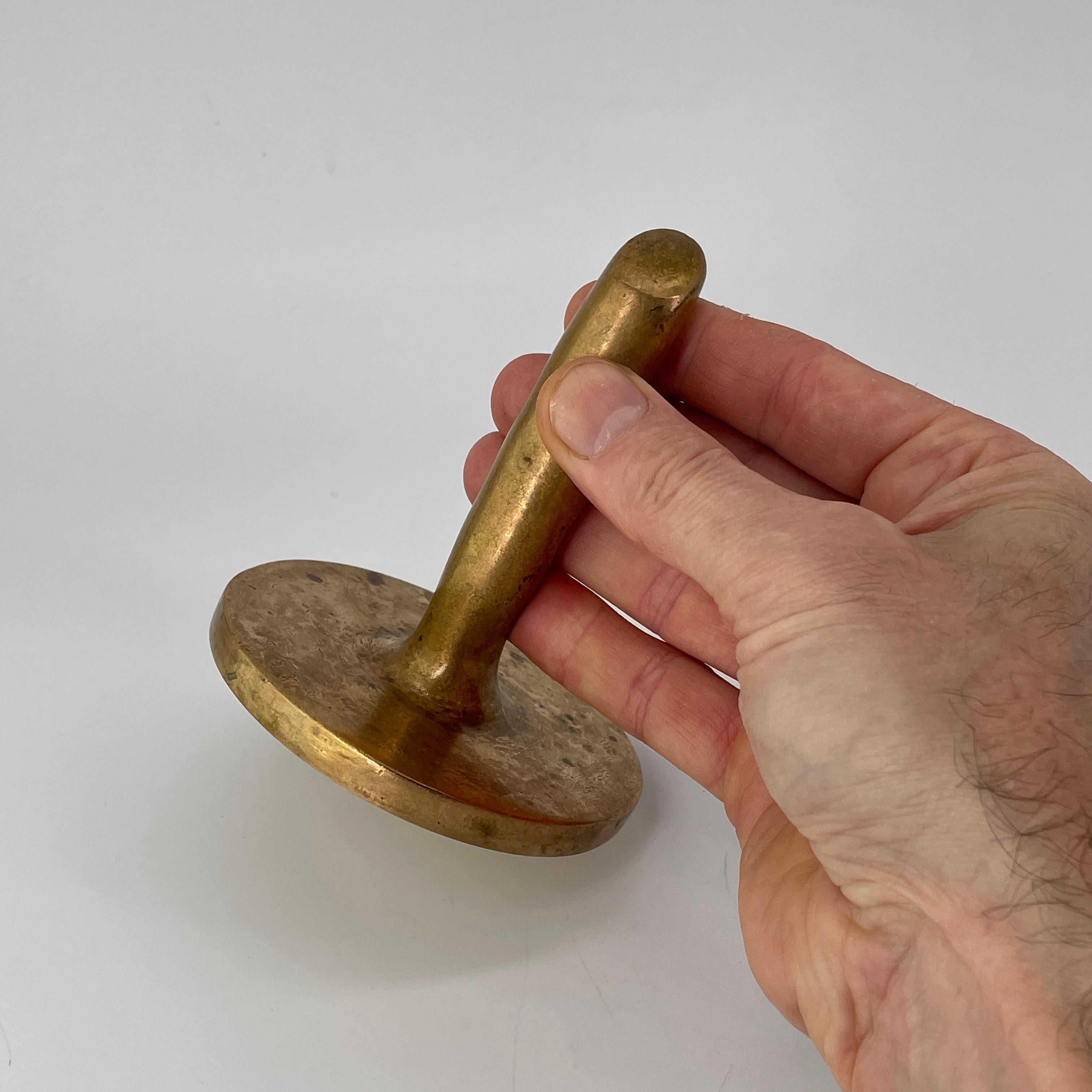 1970er Jahre Messing abstrakte Joystick Tabelle Skulptur Tamper Hammer wie Aubock im Zustand „Relativ gut“ im Angebot in Hyattsville, MD