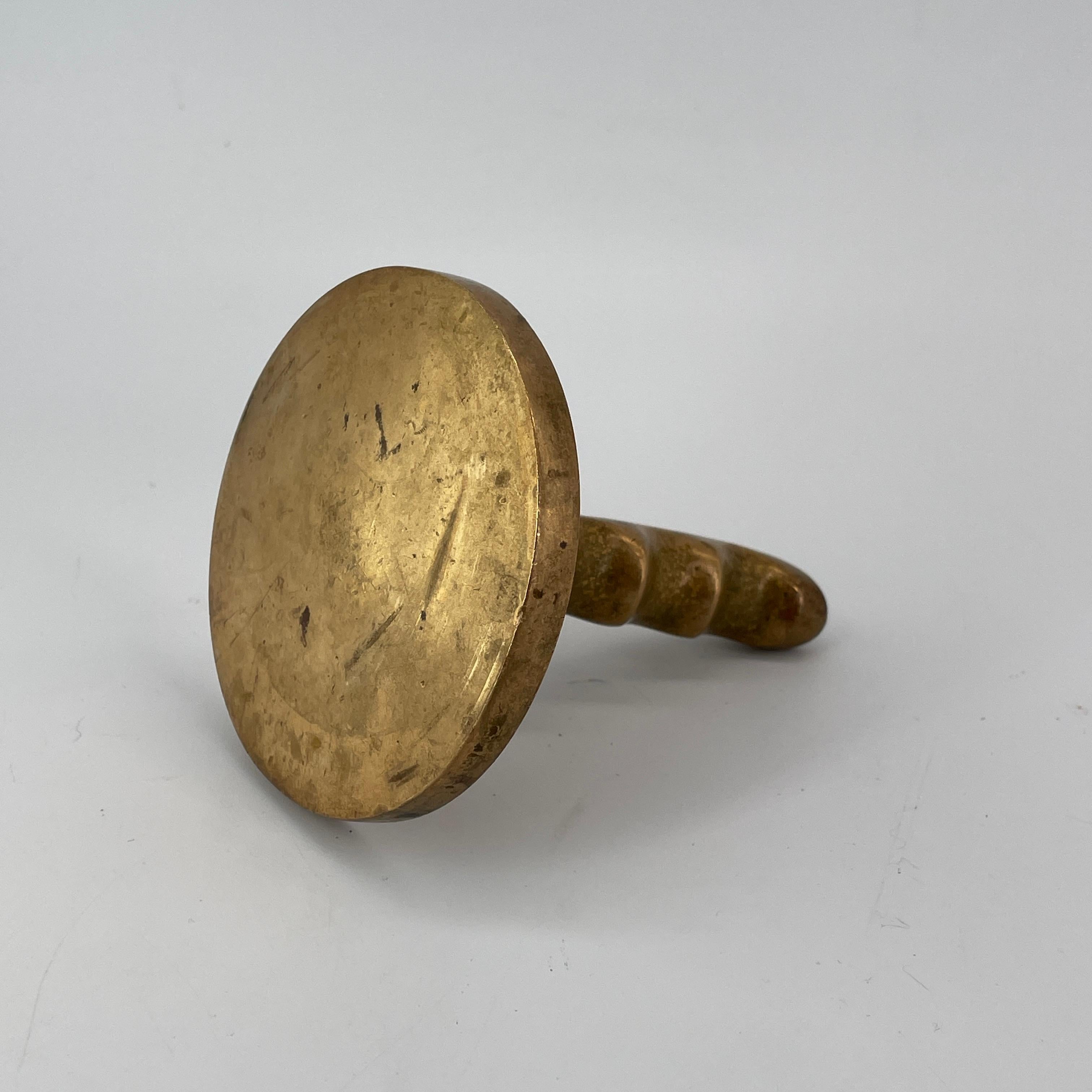 1970er Jahre Messing abstrakte Joystick Tabelle Skulptur Tamper Hammer wie Aubock im Angebot 2