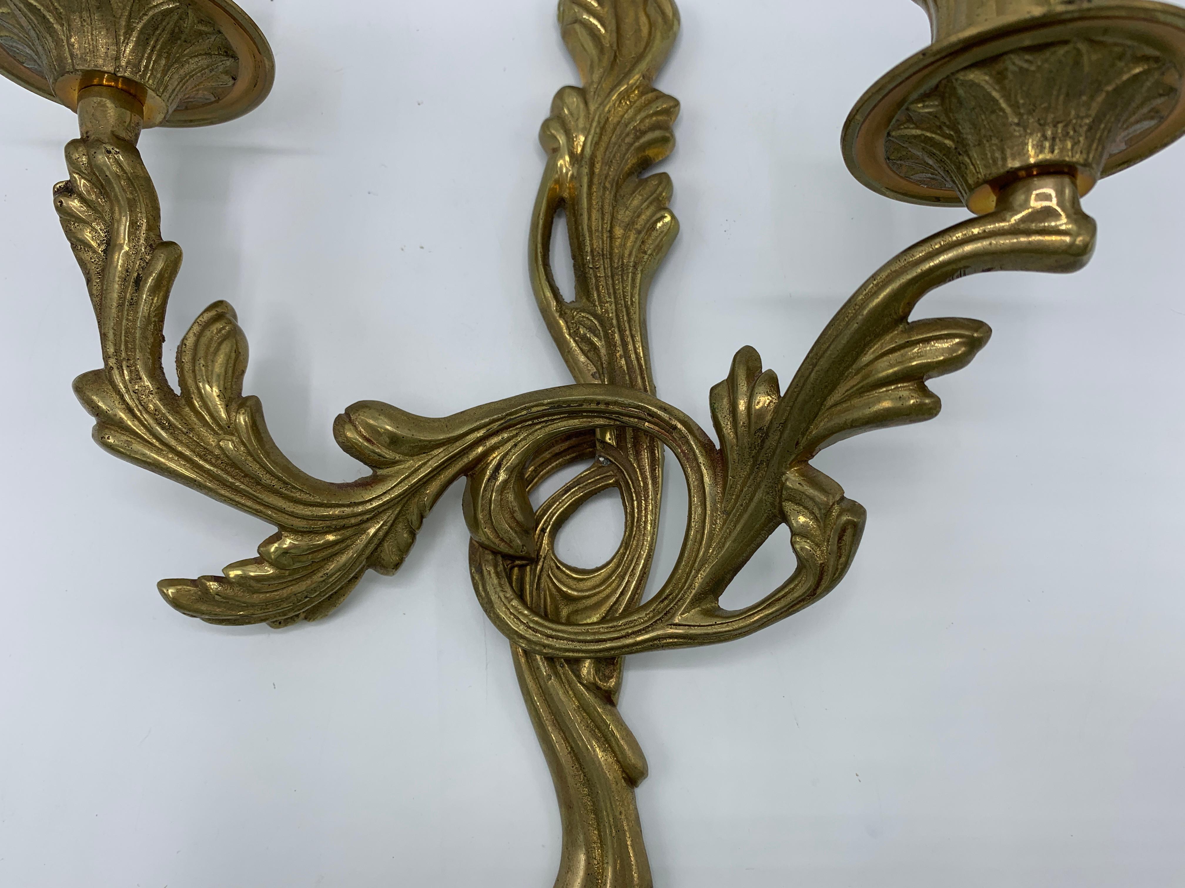 1970s Brass Acanthus Leaf Candlestick Wall Sconces, Pair In Good Condition In Richmond, VA