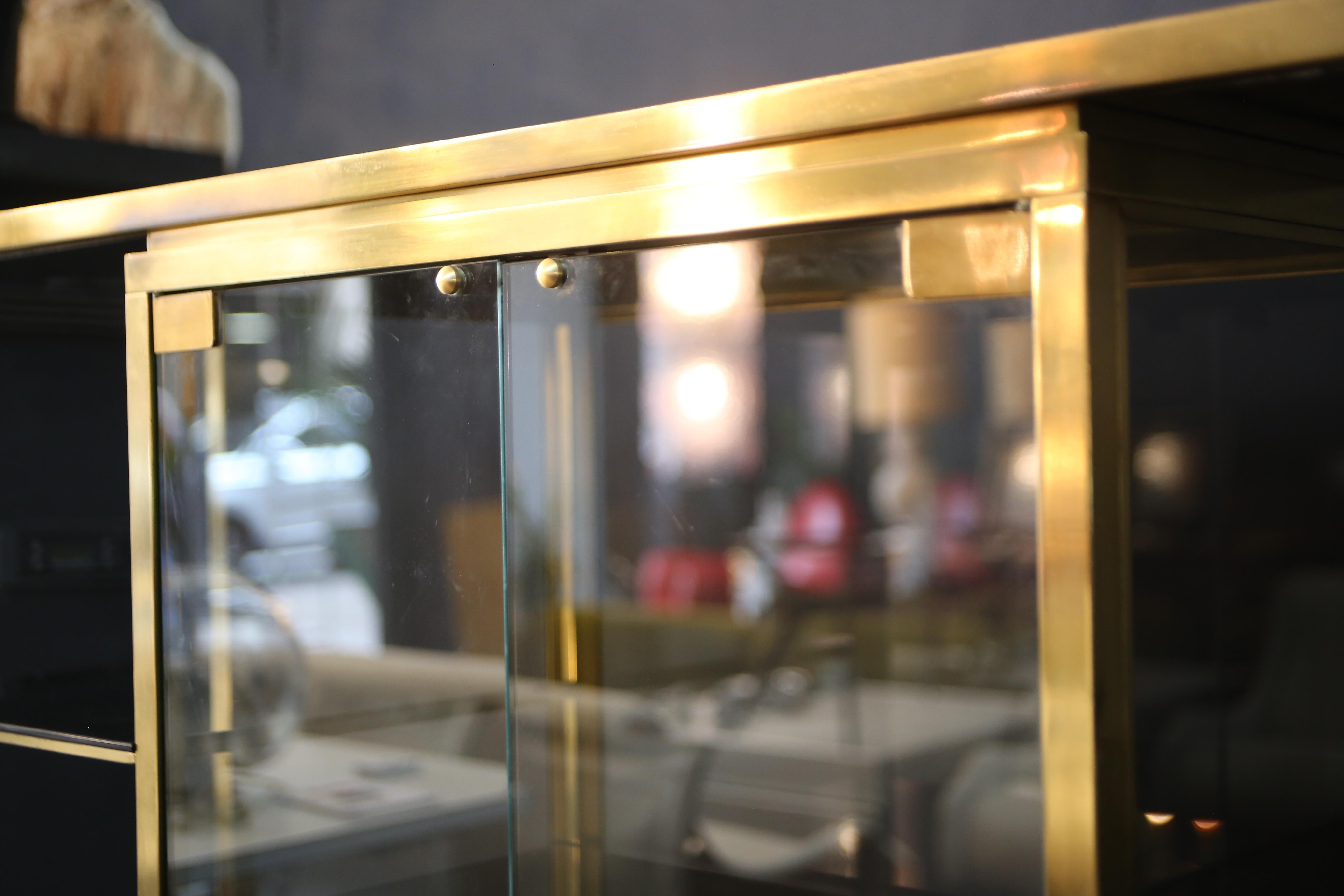 Mid-Century moderno 1970s brass and glass bookcase by Romeo Rega in vendita
