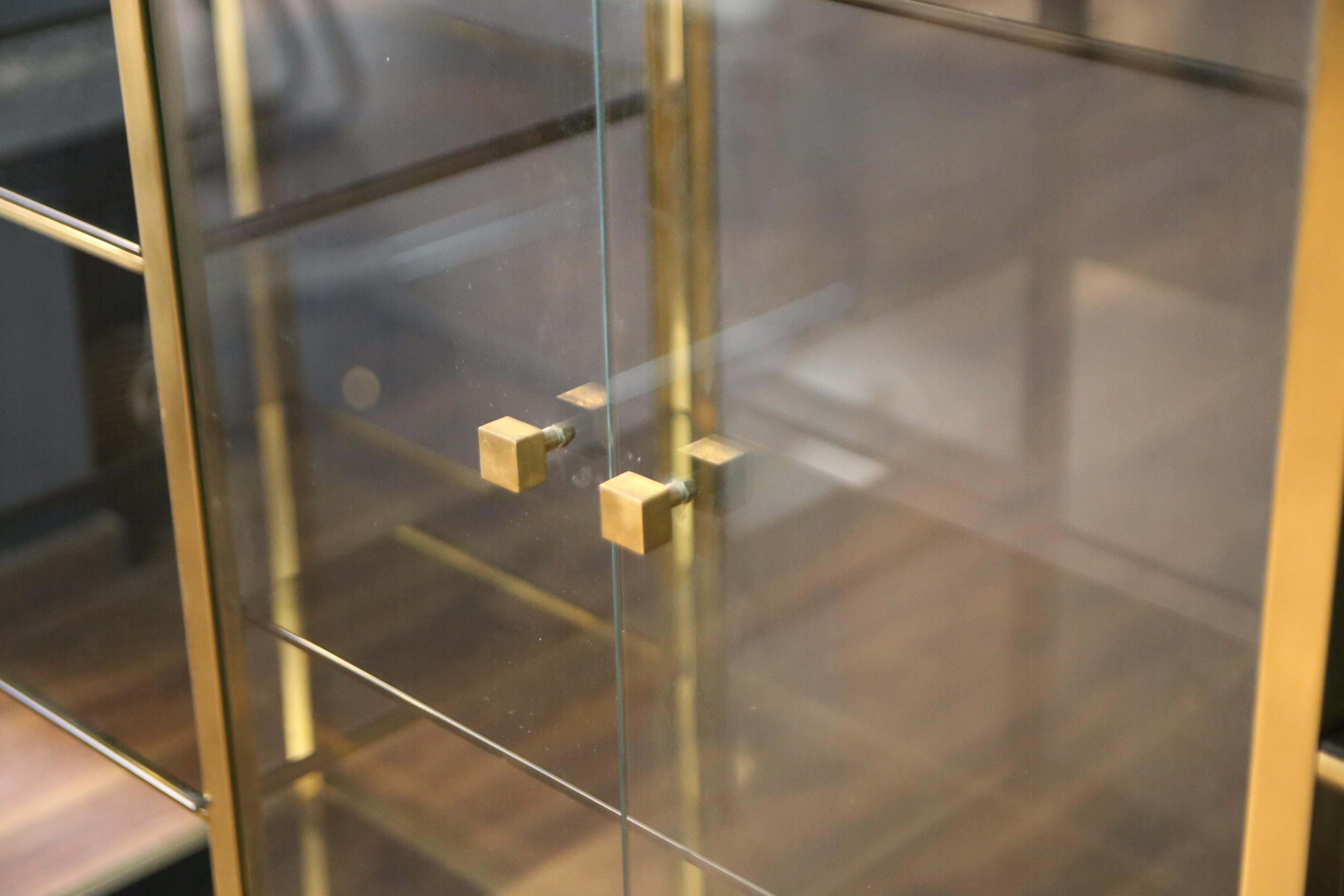 Italian 1970s brass and glass bookcase by Romeo Rega in vendita